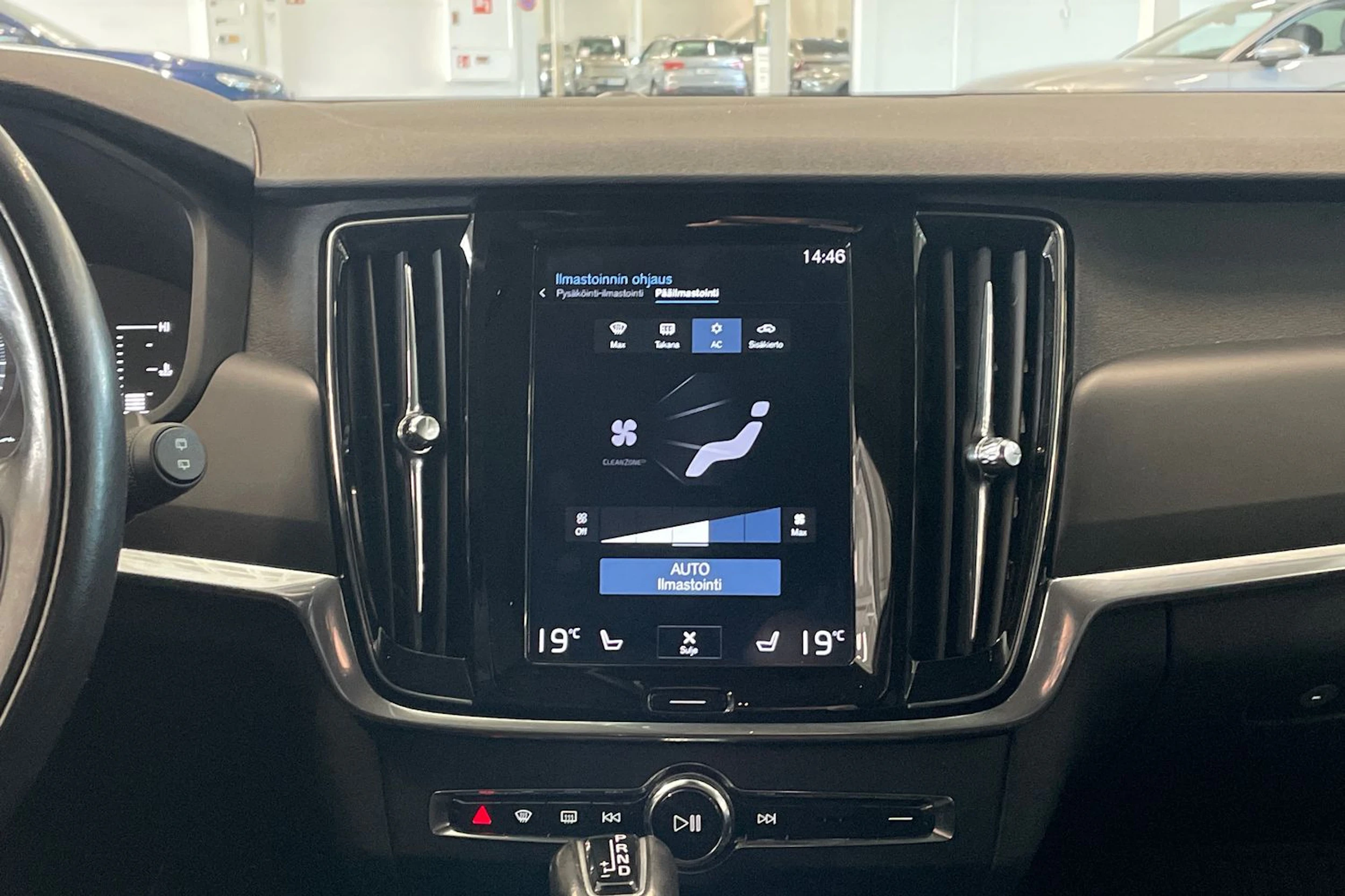 musta Volvo V90 2018 kuva 20.