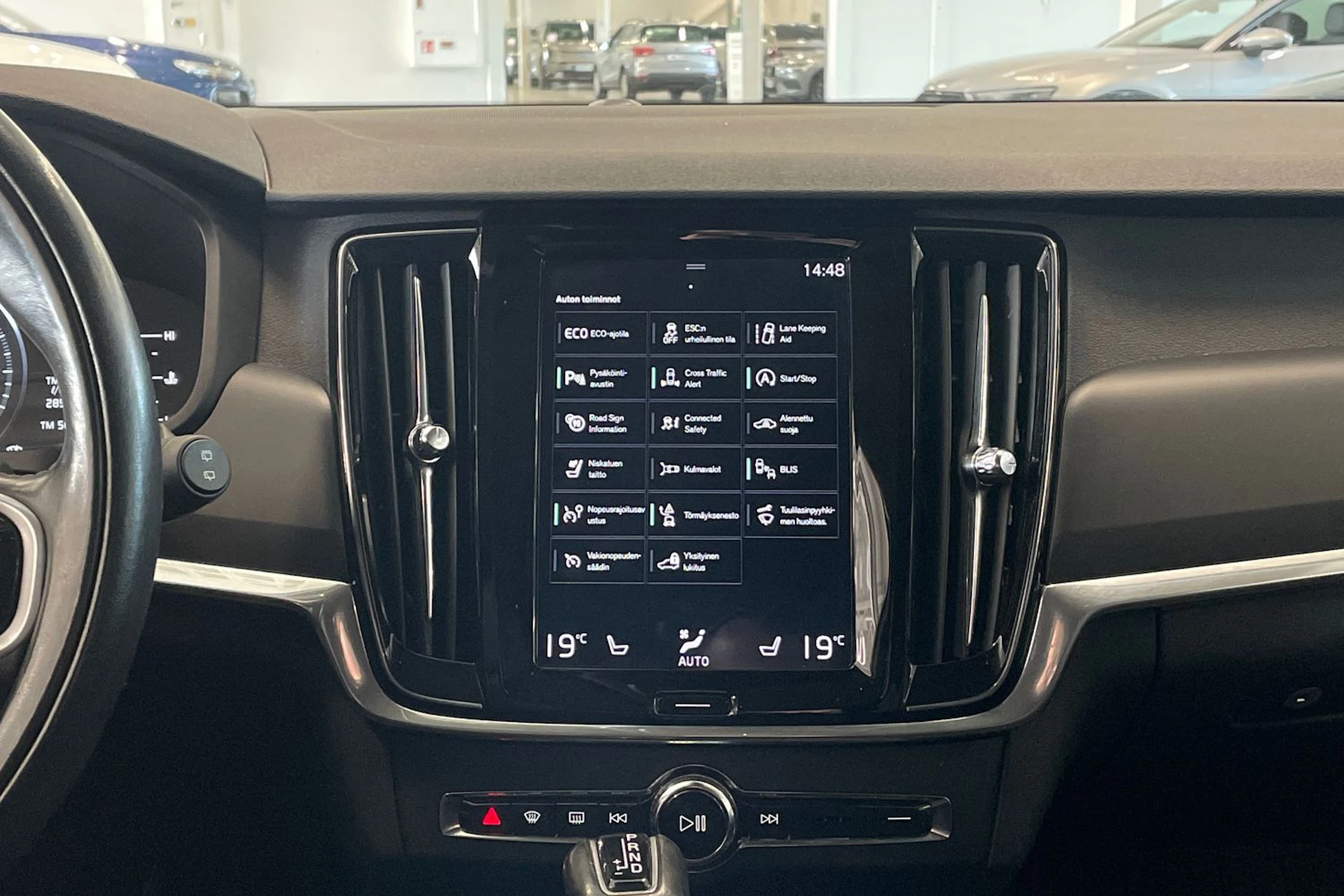 musta Volvo V90 2018 kuva 22.