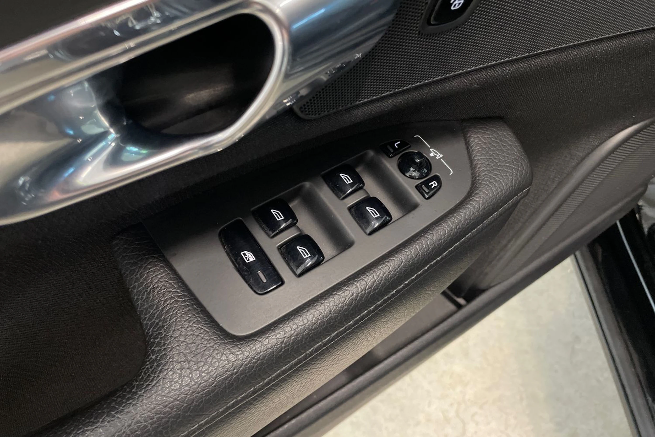 musta Volvo V90 2018 kuva 25.