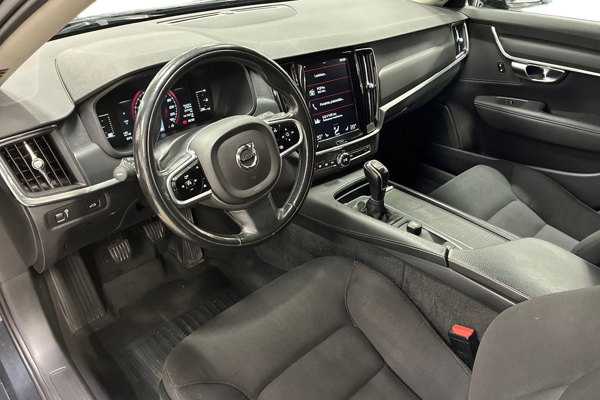 Harmaa Volvo V90 2018 kuva 6.