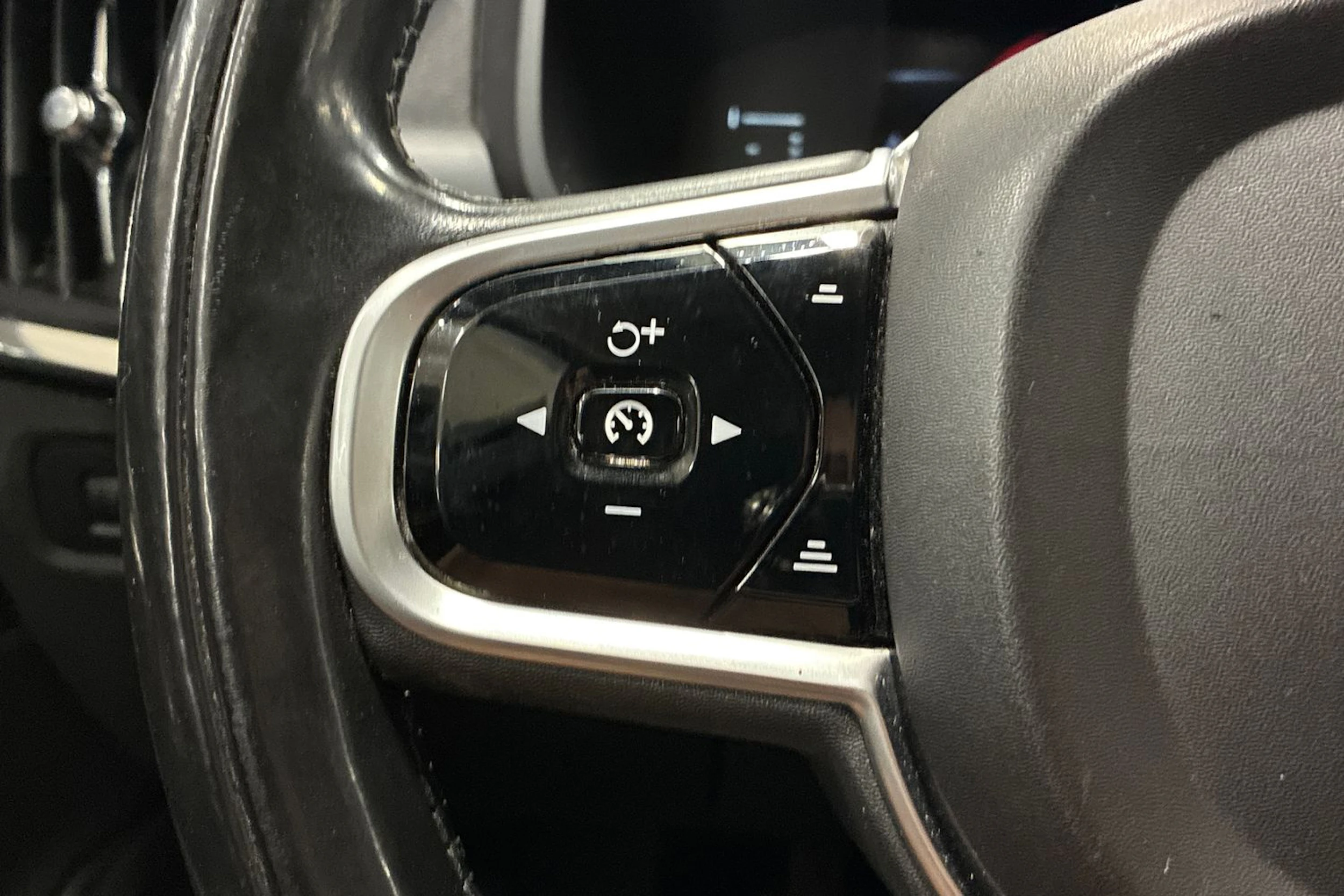 Harmaa Volvo V90 2018 kuva 13.