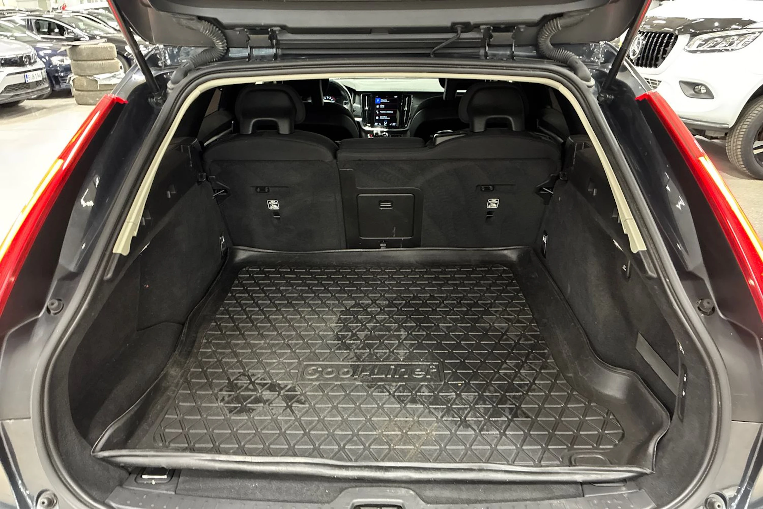 Harmaa Volvo V90 2018 kuva 21.