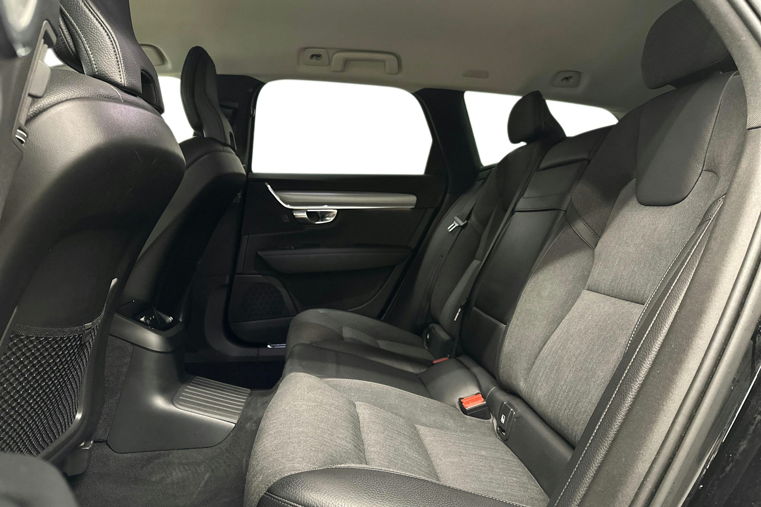 musta Volvo V90 2019 kuva 10.