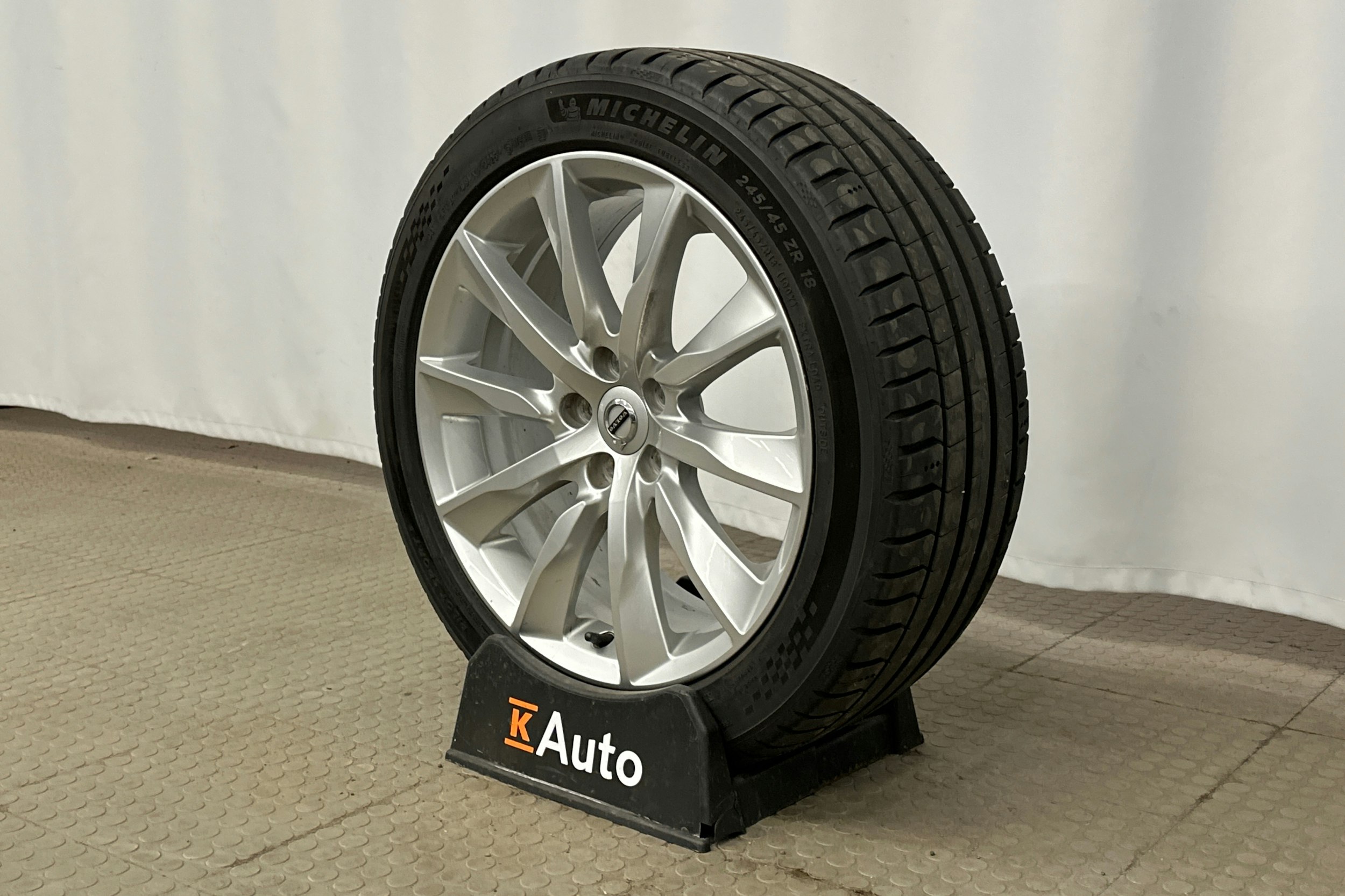 musta Volvo V90 2019 kuva 13.