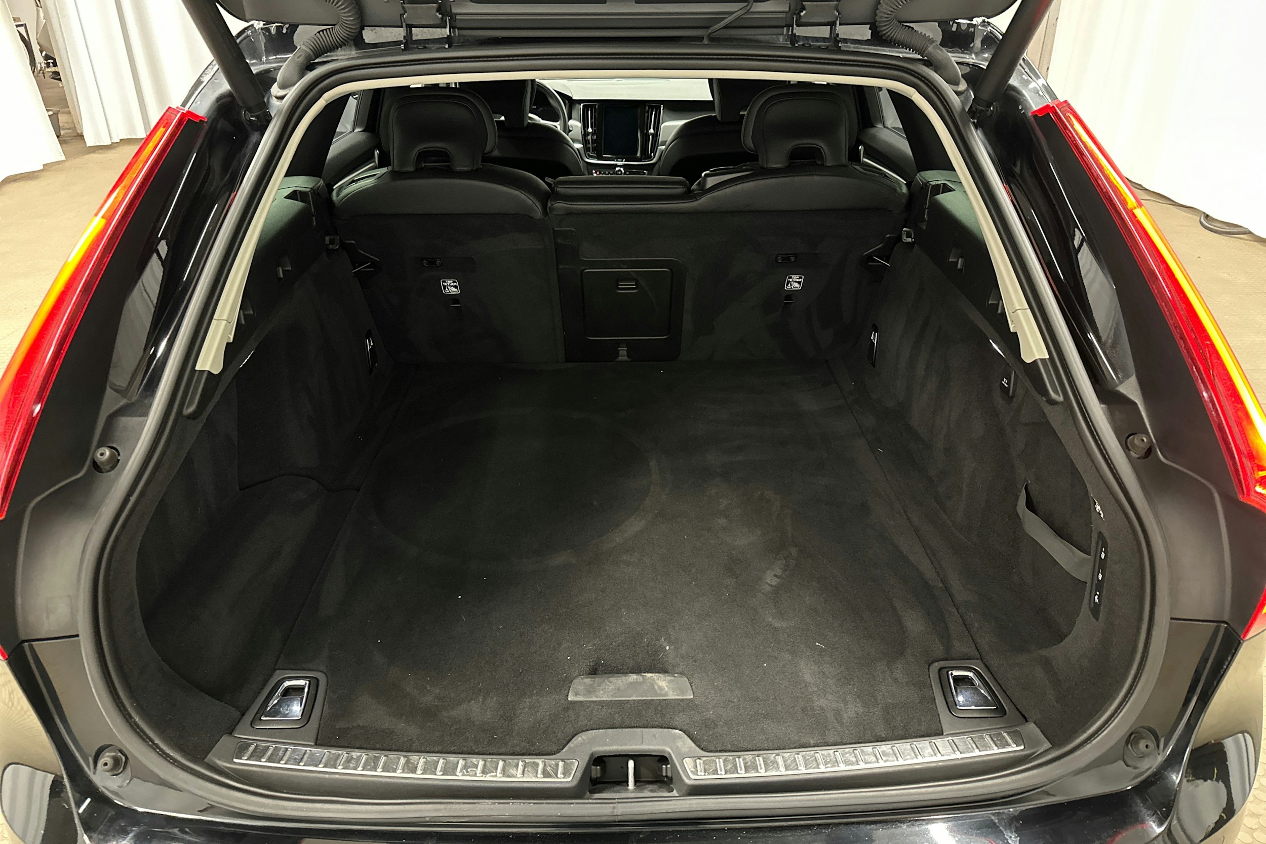 musta Volvo V90 2019 kuva 14.