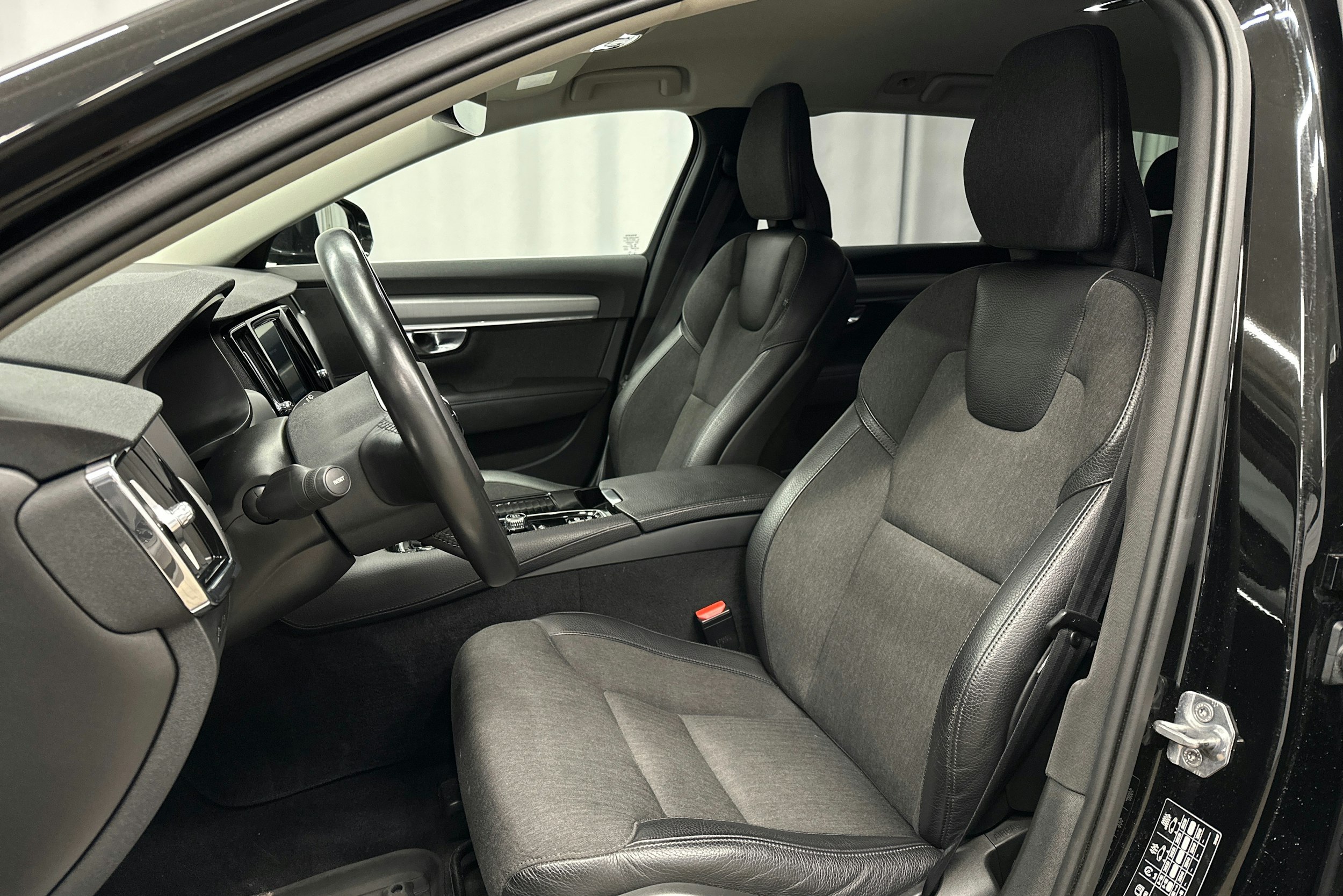 musta Volvo V90 2019 kuva 18.