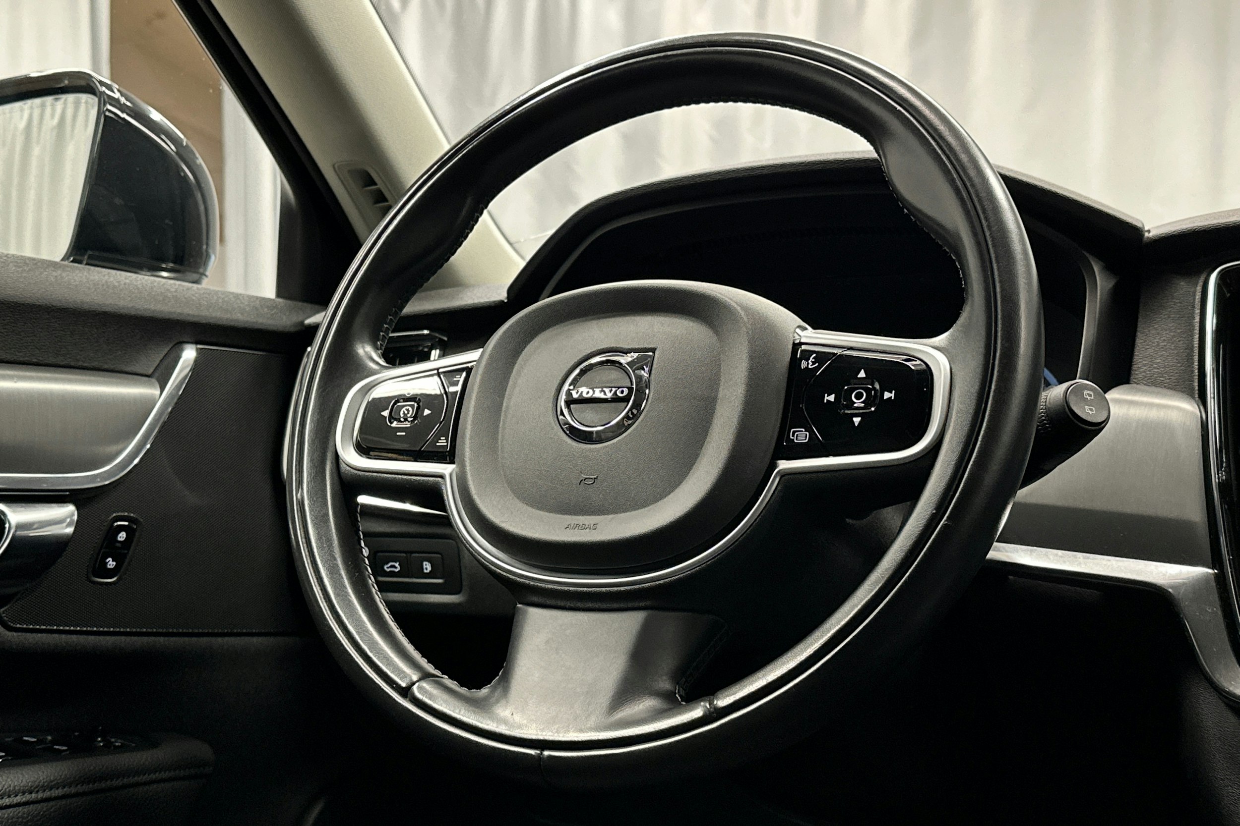 musta Volvo V90 2019 kuva 19.