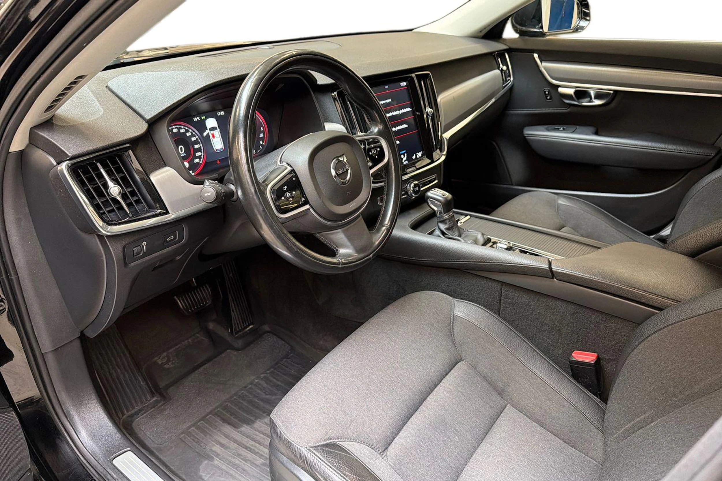 met. musta Volvo V90 2018 kuva 6.
