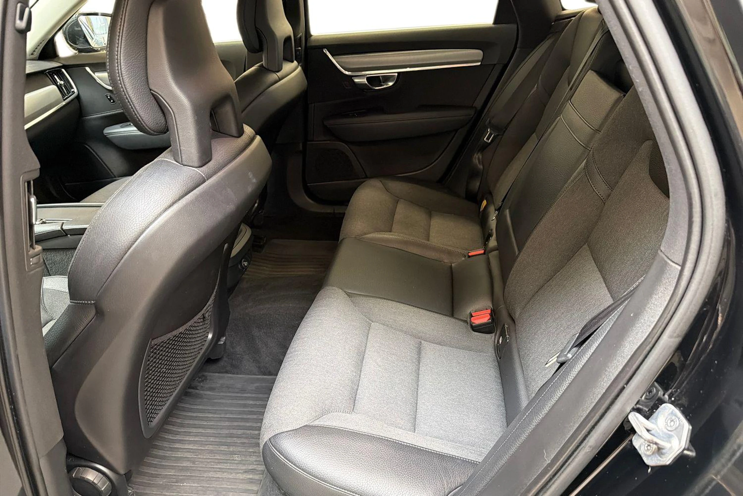 met. musta Volvo V90 2018 kuva 8.