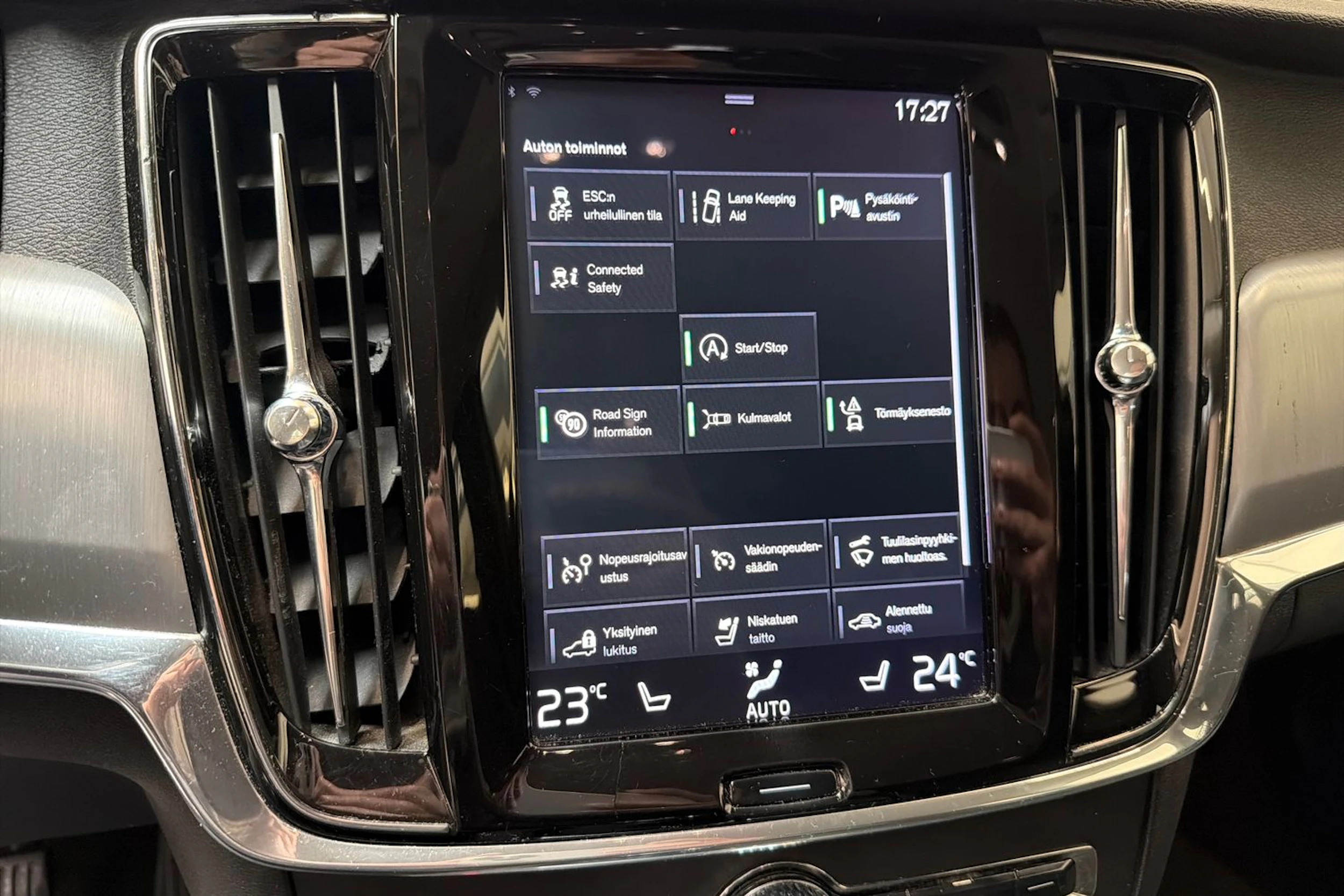 met. musta Volvo V90 2018 kuva 13.
