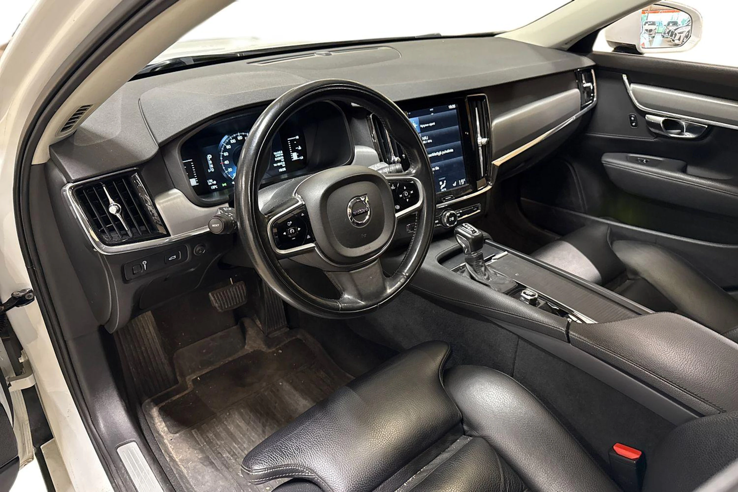 valkoinen Volvo V90 2018 kuva 3.
