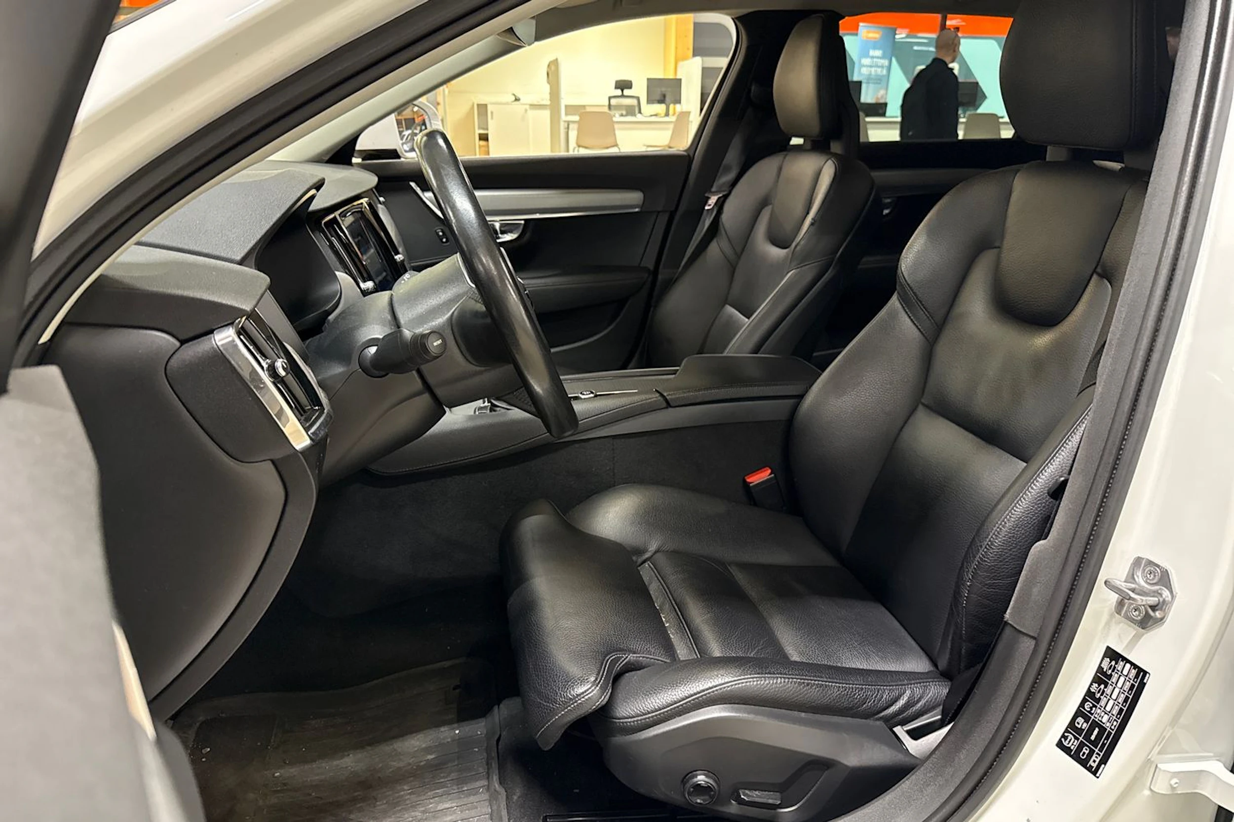 valkoinen Volvo V90 2018 kuva 4.