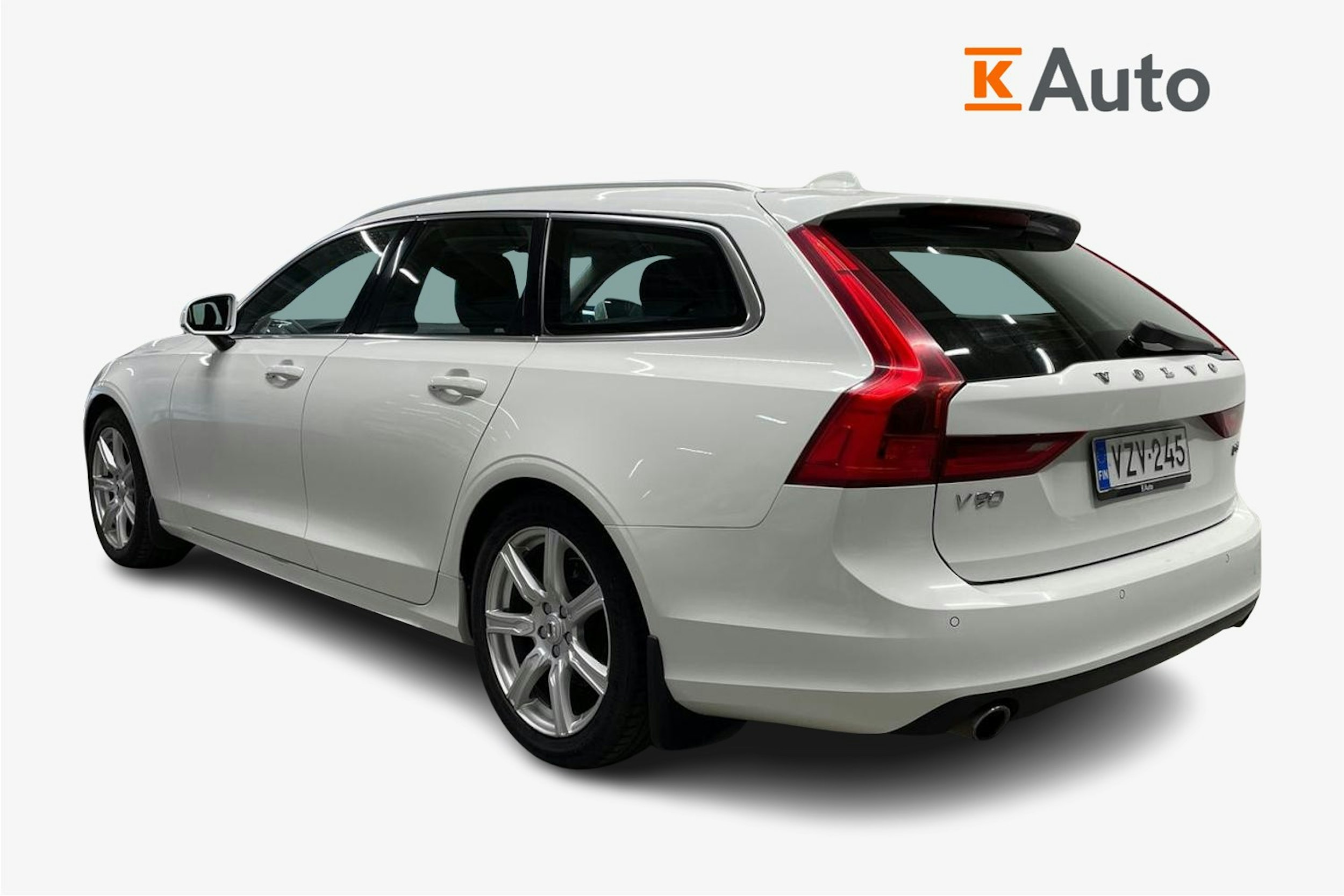 Valkoinen Volvo V90 2018 kuva 2.