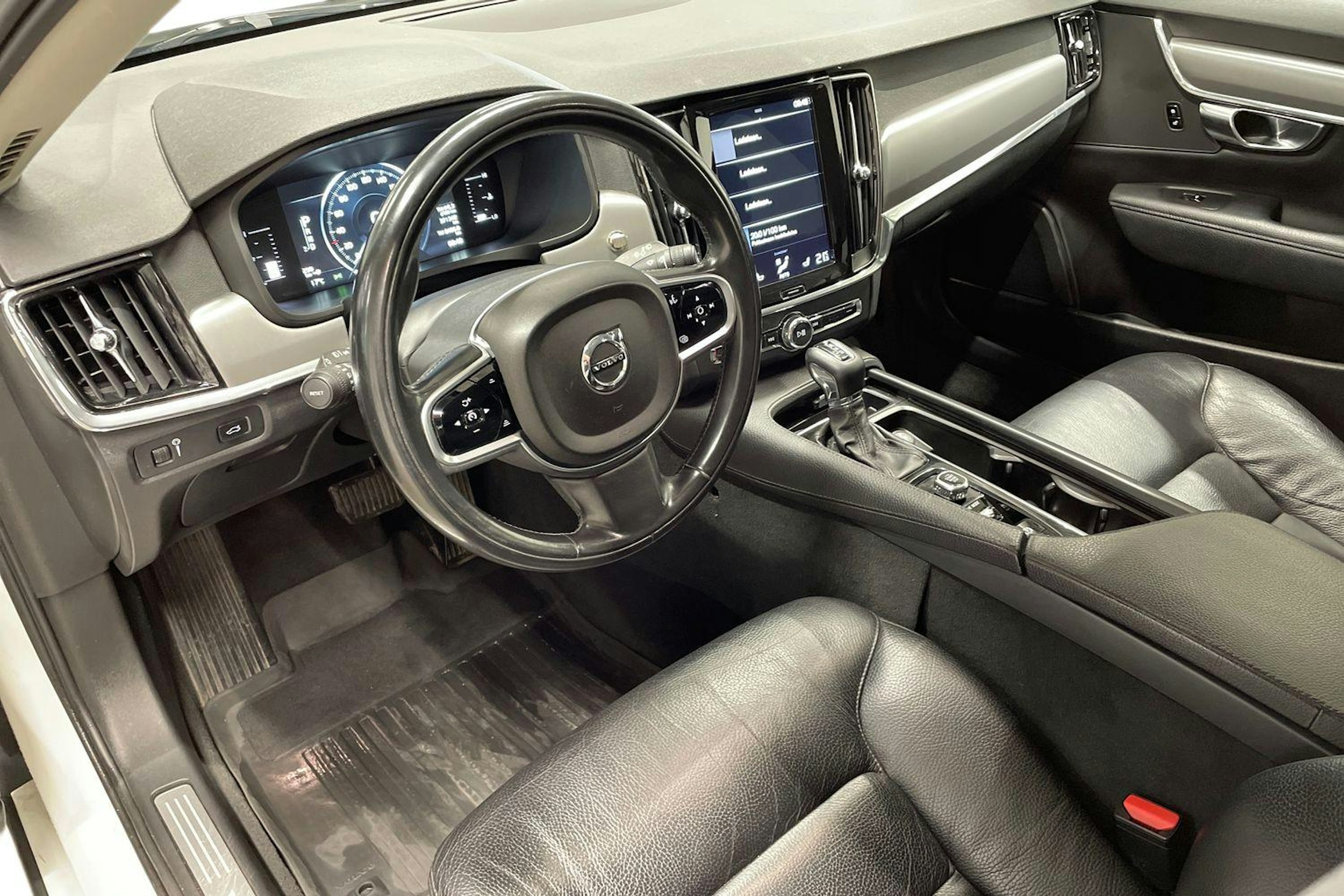 Valkoinen Volvo V90 2018 kuva 7.