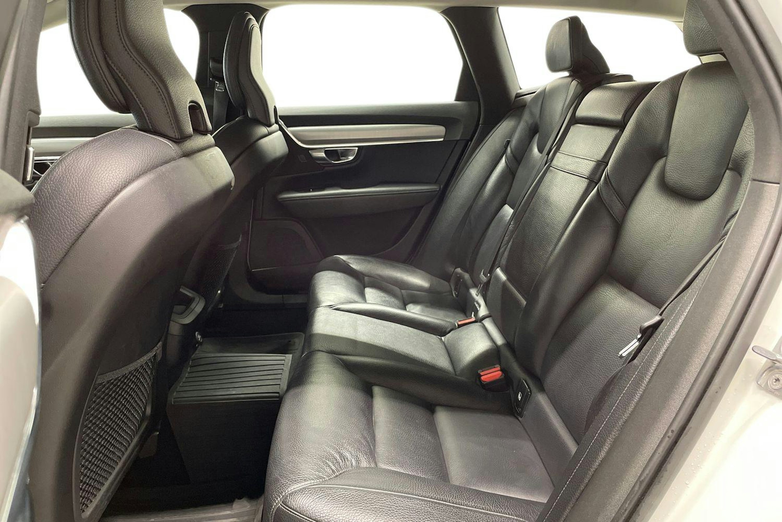 Valkoinen Volvo V90 2018 kuva 10.