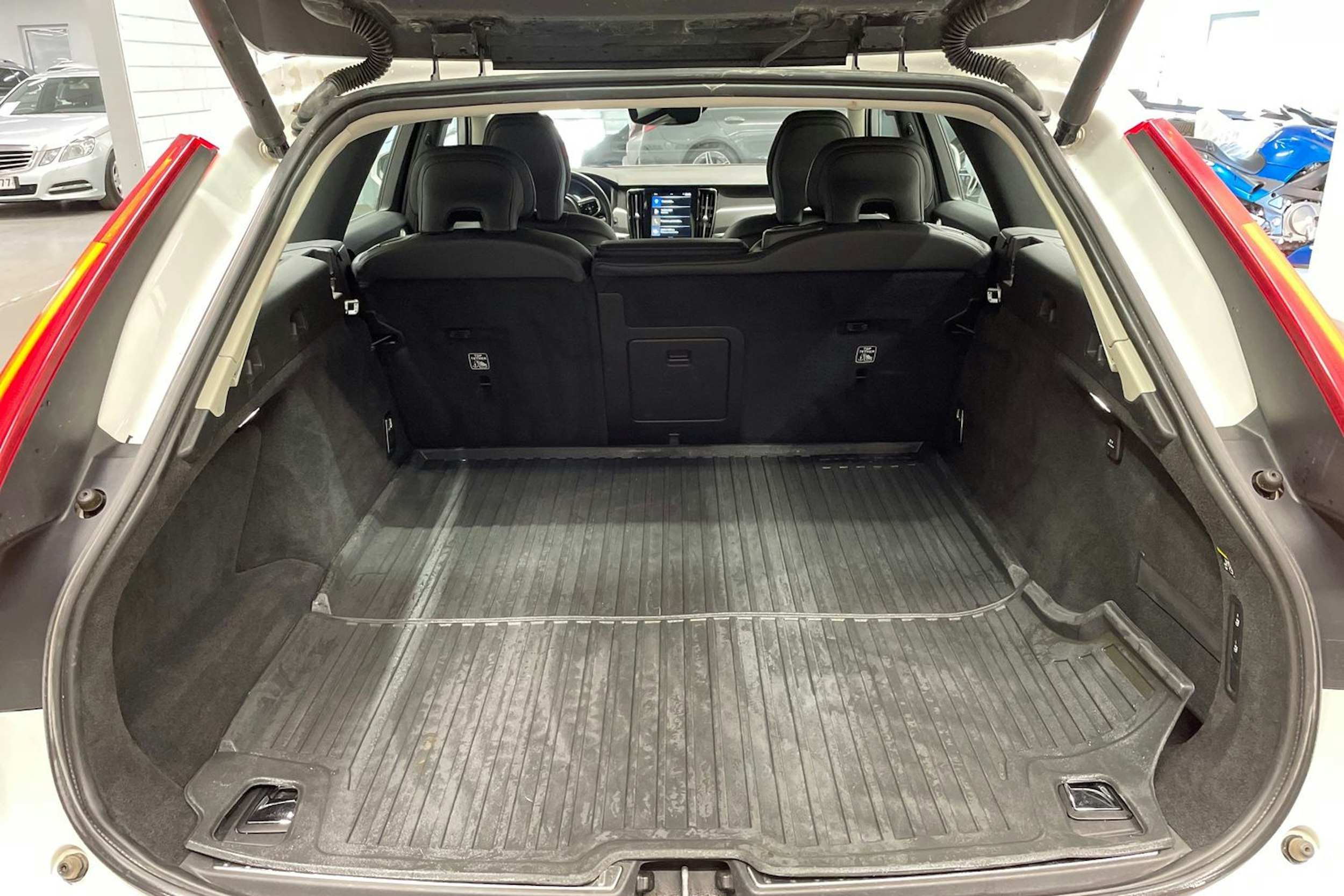 Valkoinen Volvo V90 2018 kuva 15.