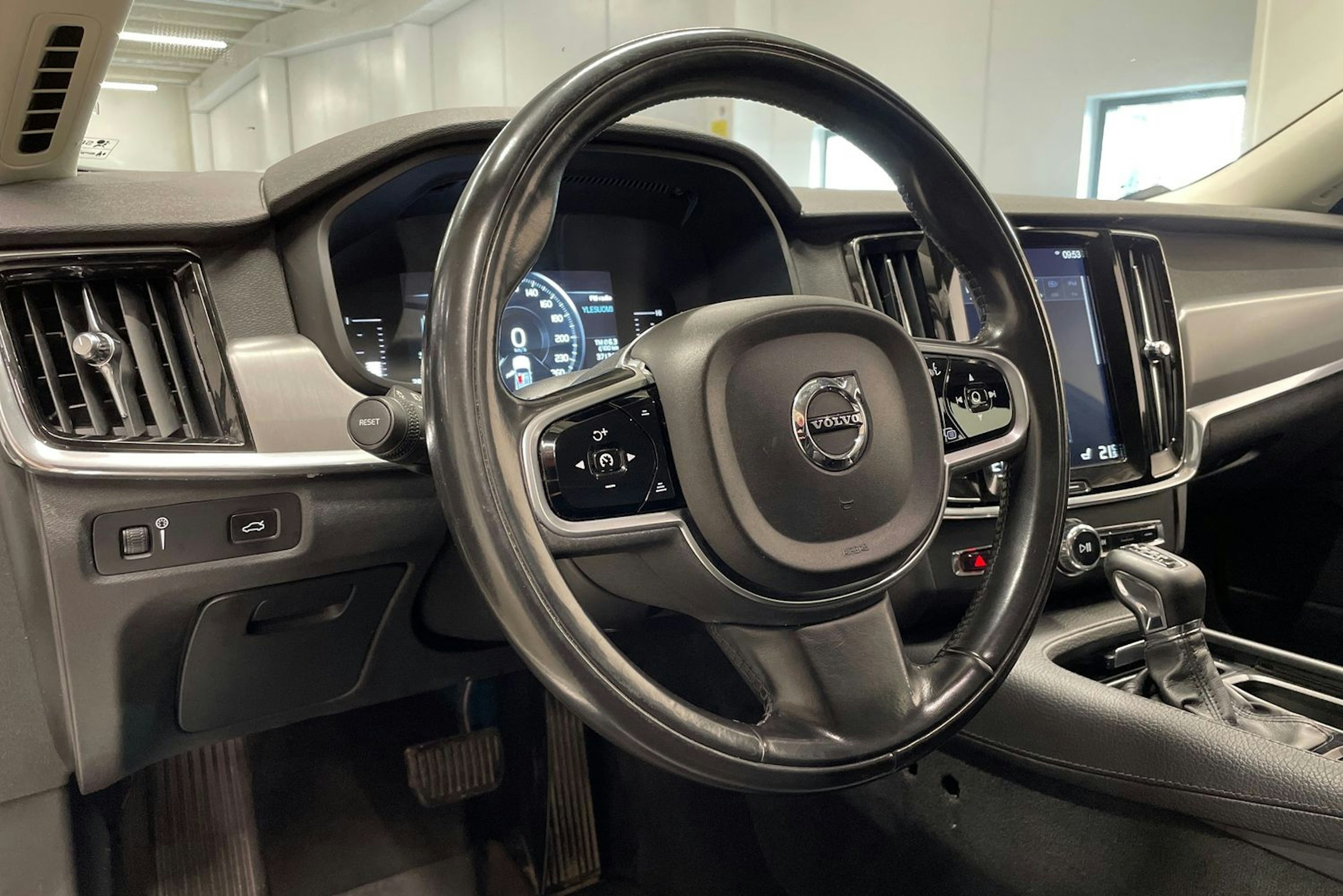 Valkoinen Volvo V90 2018 kuva 27.