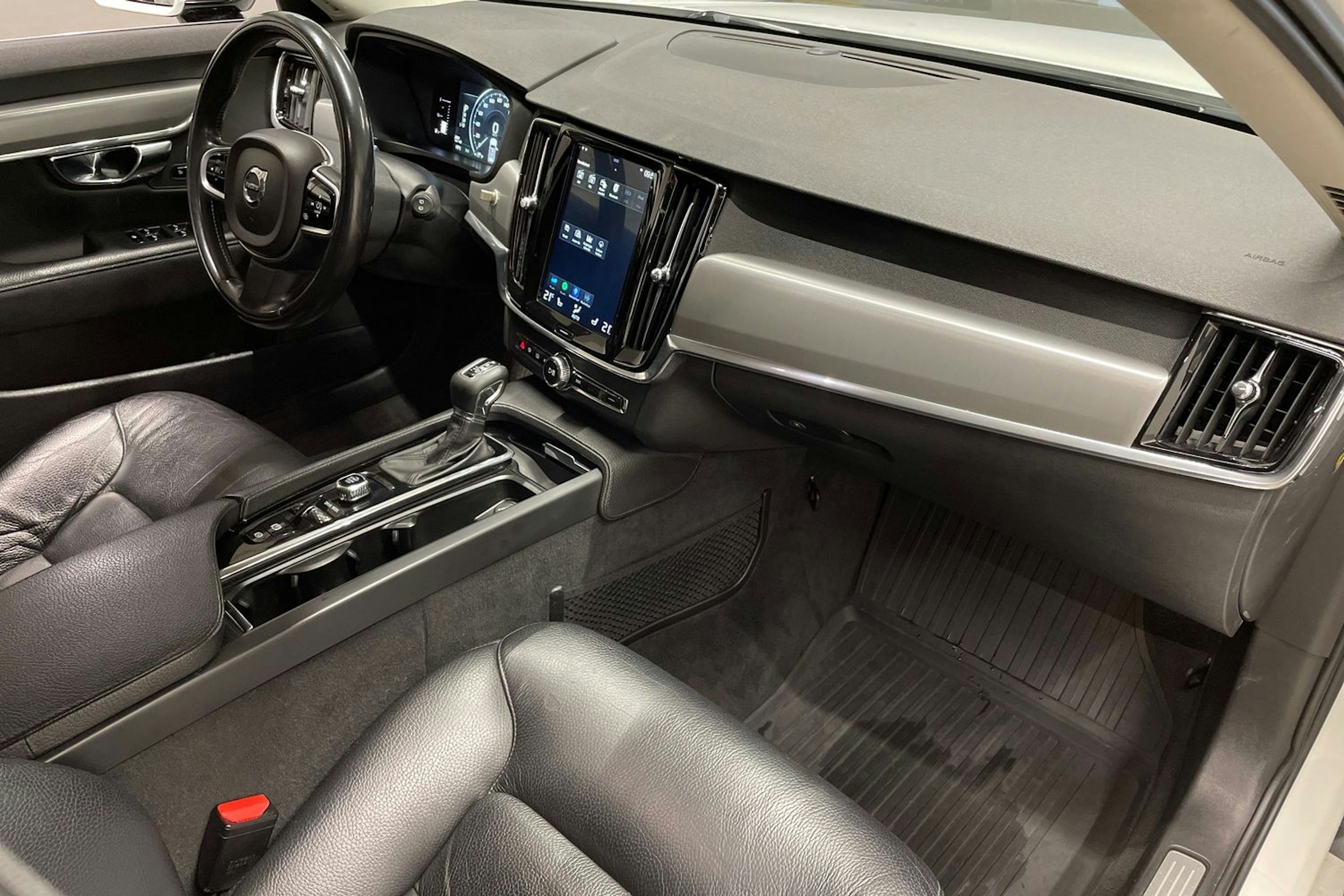 Valkoinen Volvo V90 2018 kuva 29.
