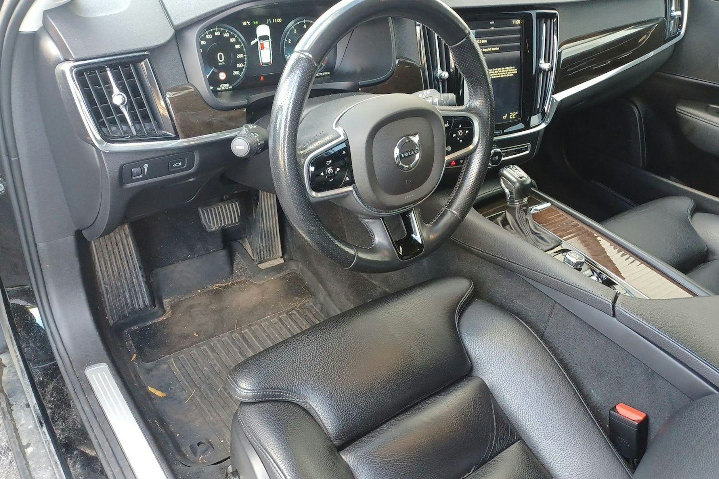 musta Volvo V90 2018 kuva 3.