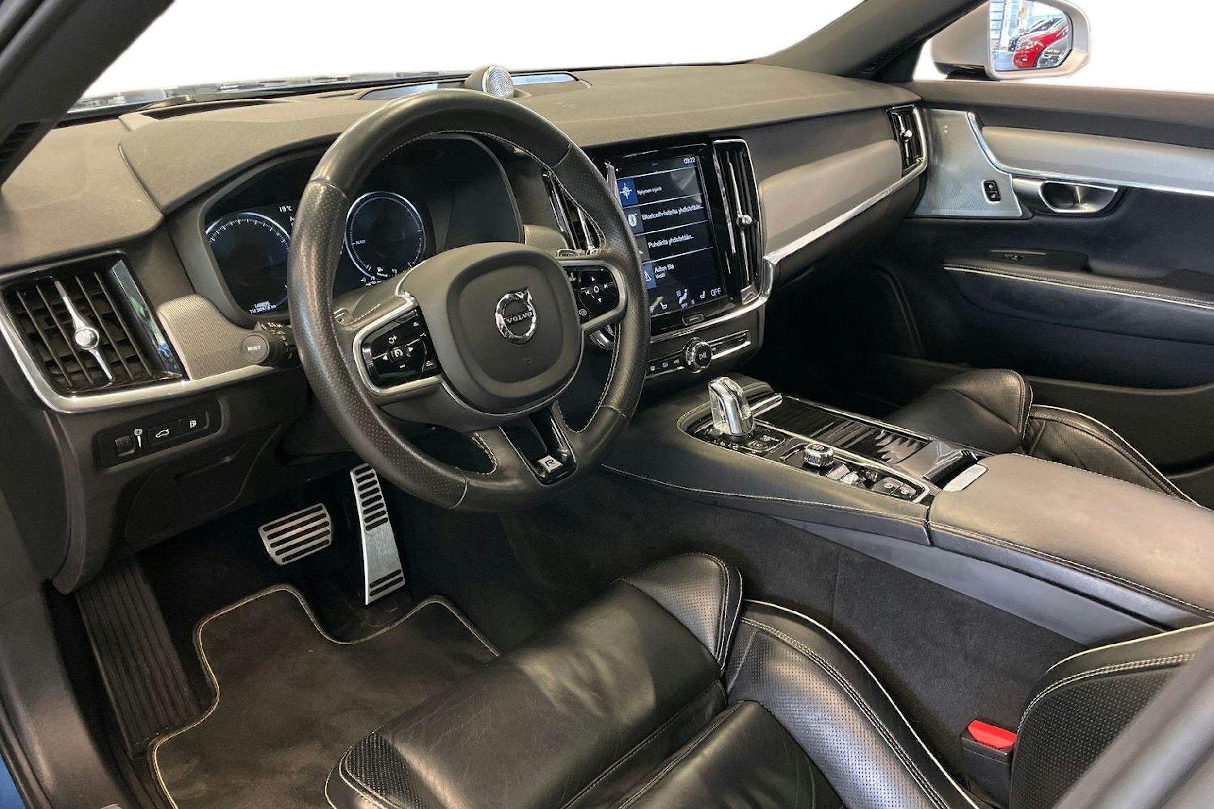 sininen Volvo V90 2018 kuva 7.