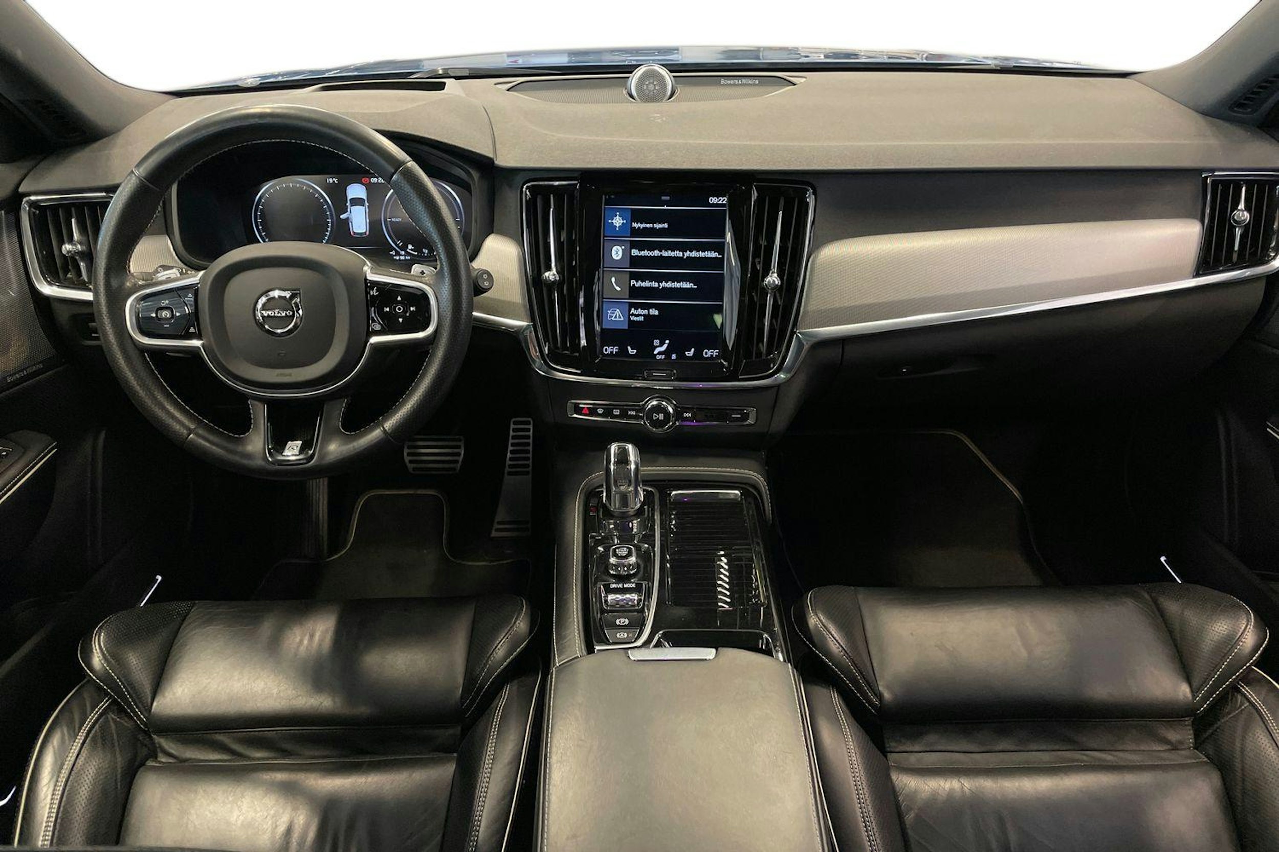 sininen Volvo V90 2018 kuva 9.