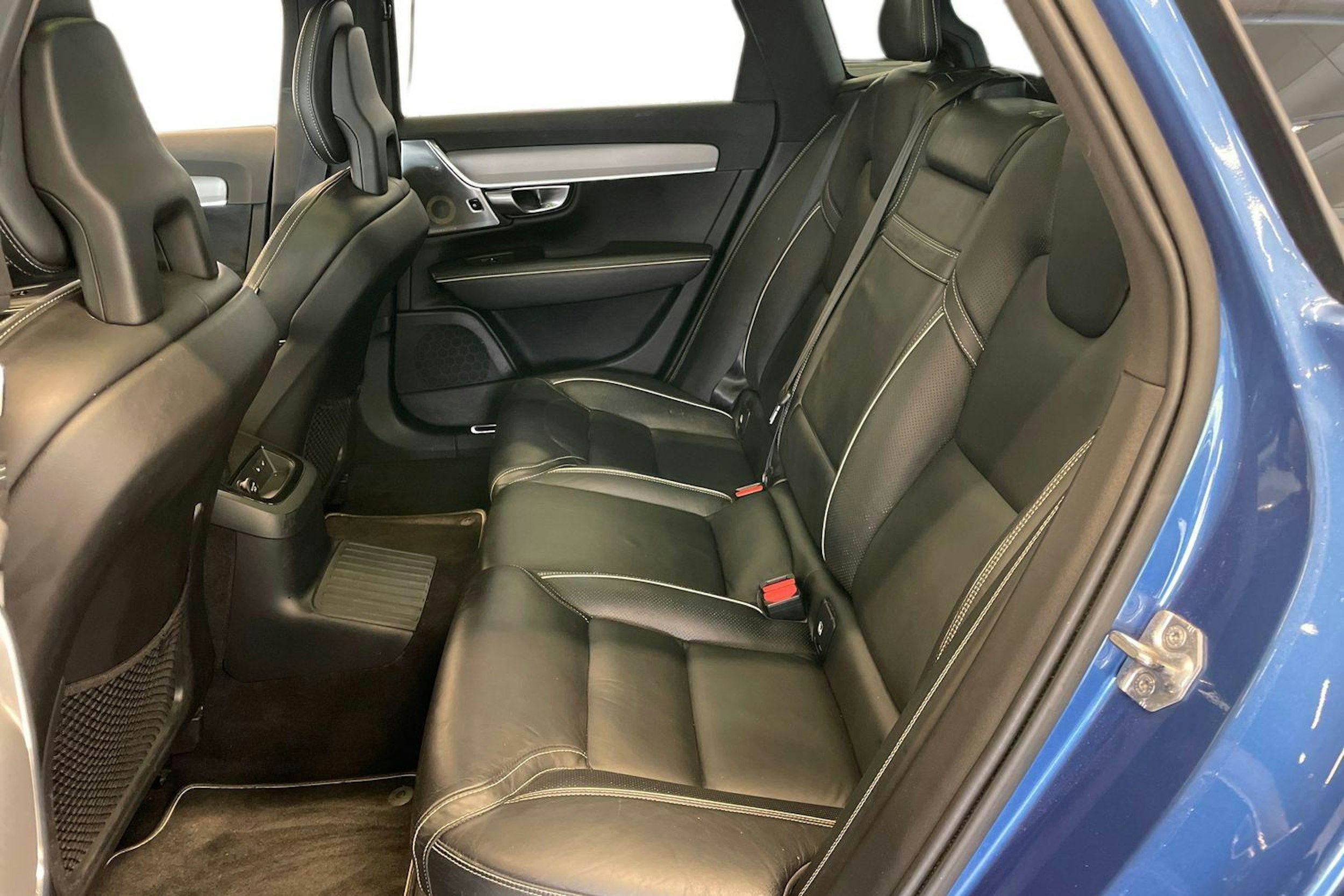 sininen Volvo V90 2018 kuva 10.