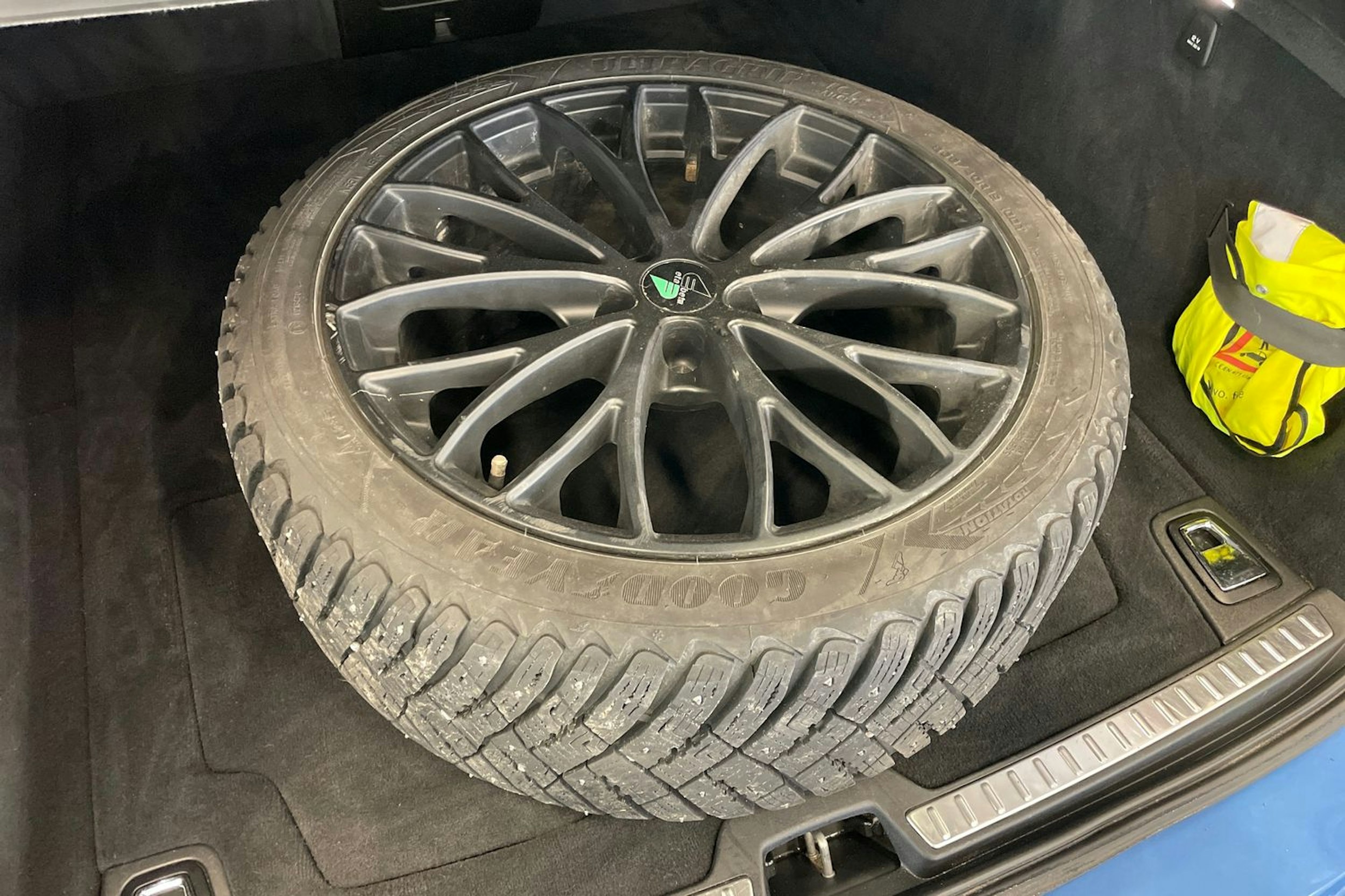 sininen Volvo V90 2018 kuva 13.