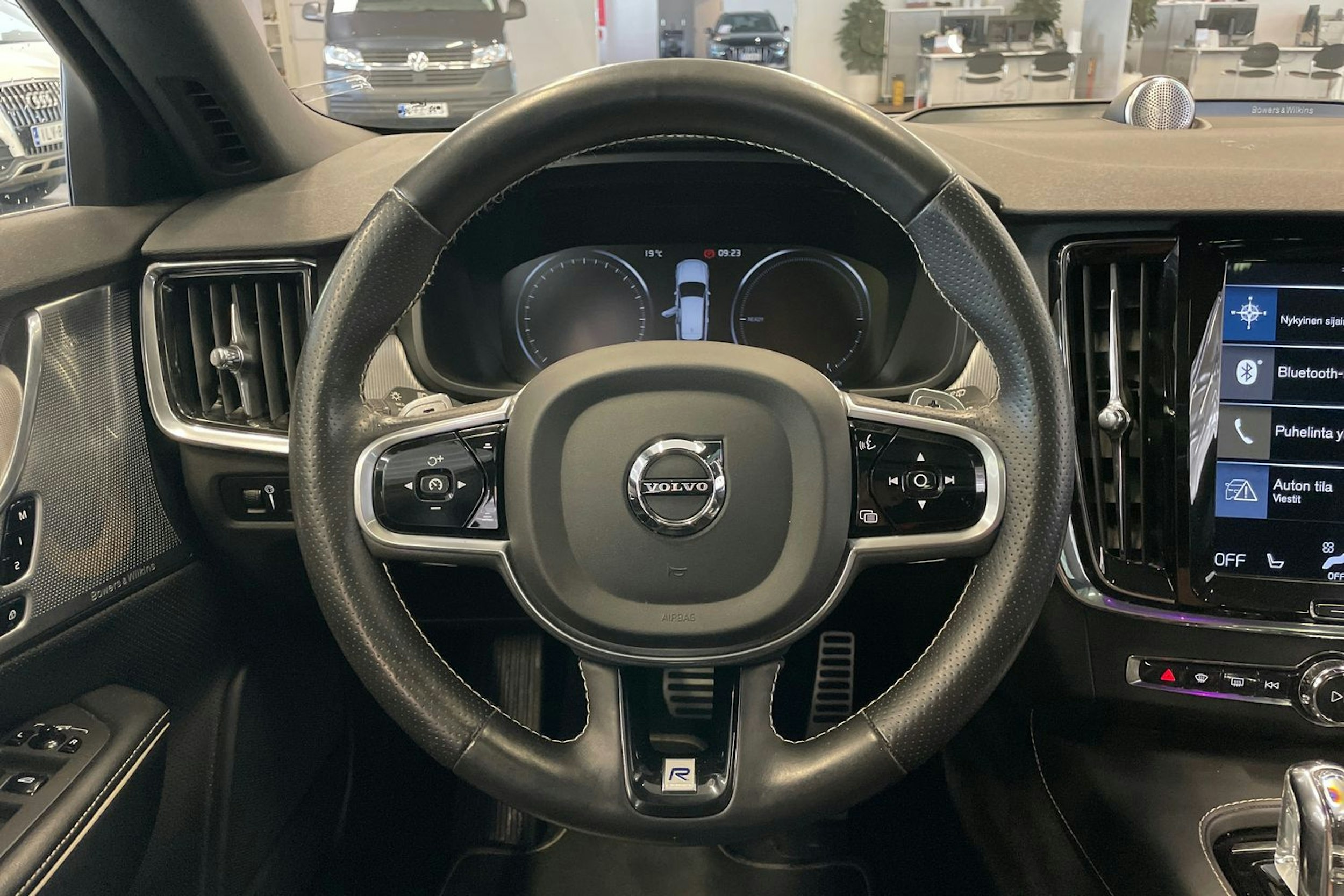 sininen Volvo V90 2018 kuva 14.