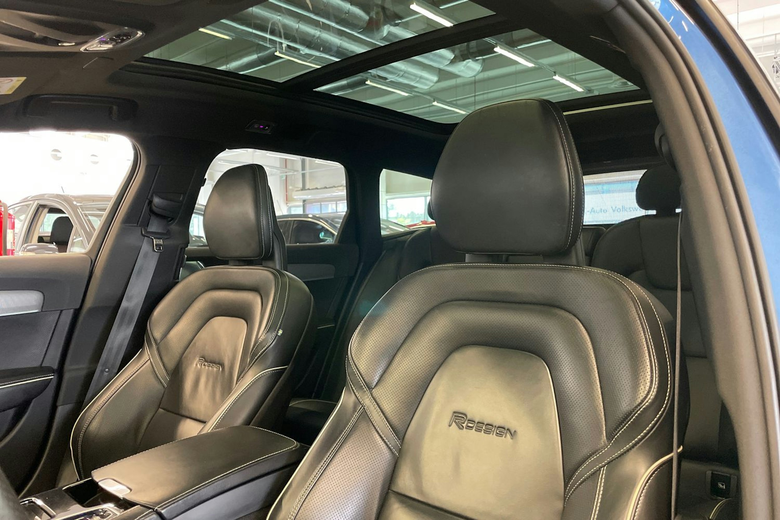 sininen Volvo V90 2018 kuva 15.
