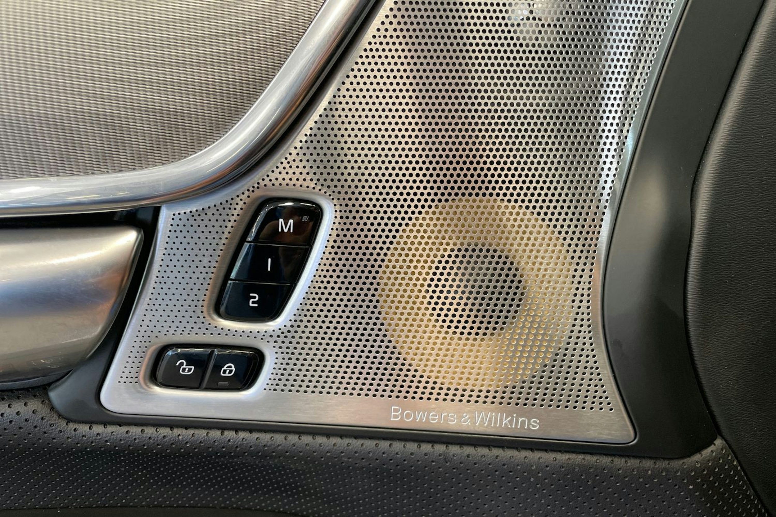 sininen Volvo V90 2018 kuva 16.