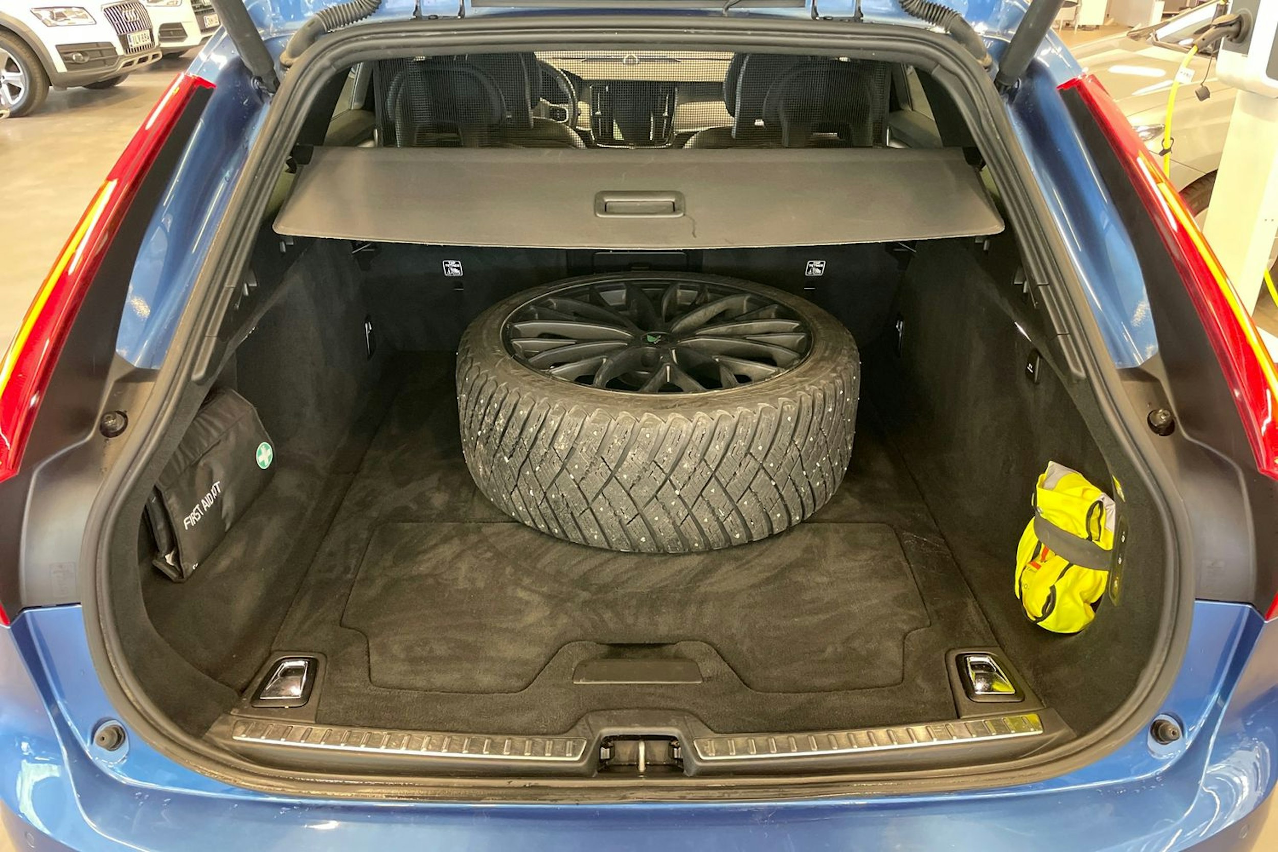 sininen Volvo V90 2018 kuva 20.