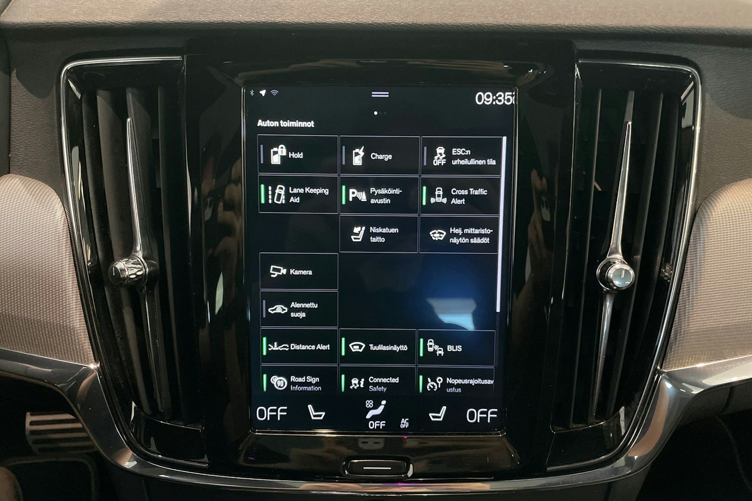 sininen Volvo V90 2018 kuva 24.