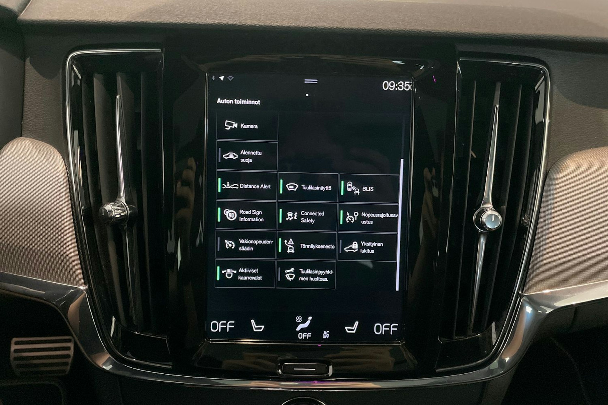 sininen Volvo V90 2018 kuva 25.