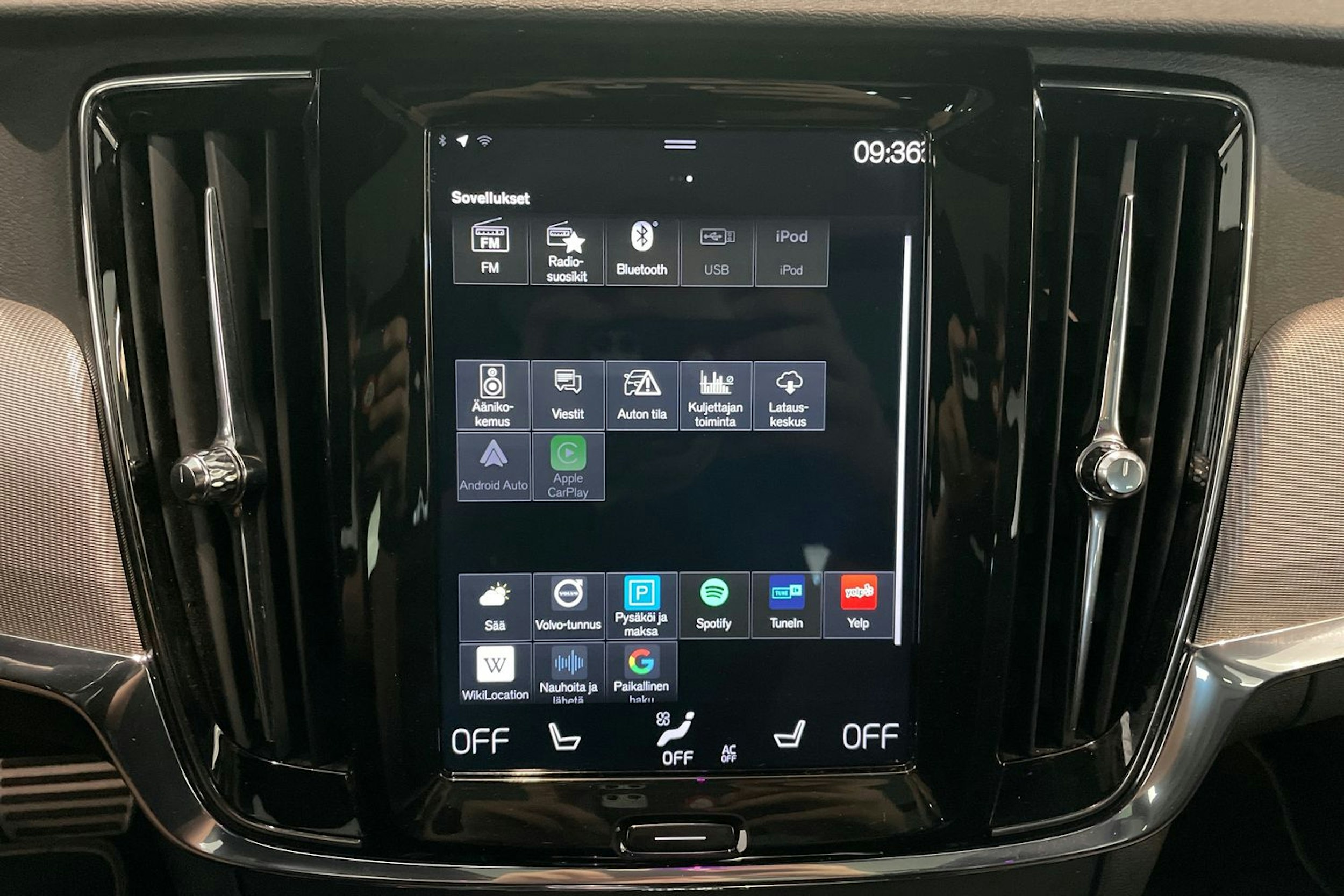 sininen Volvo V90 2018 kuva 26.