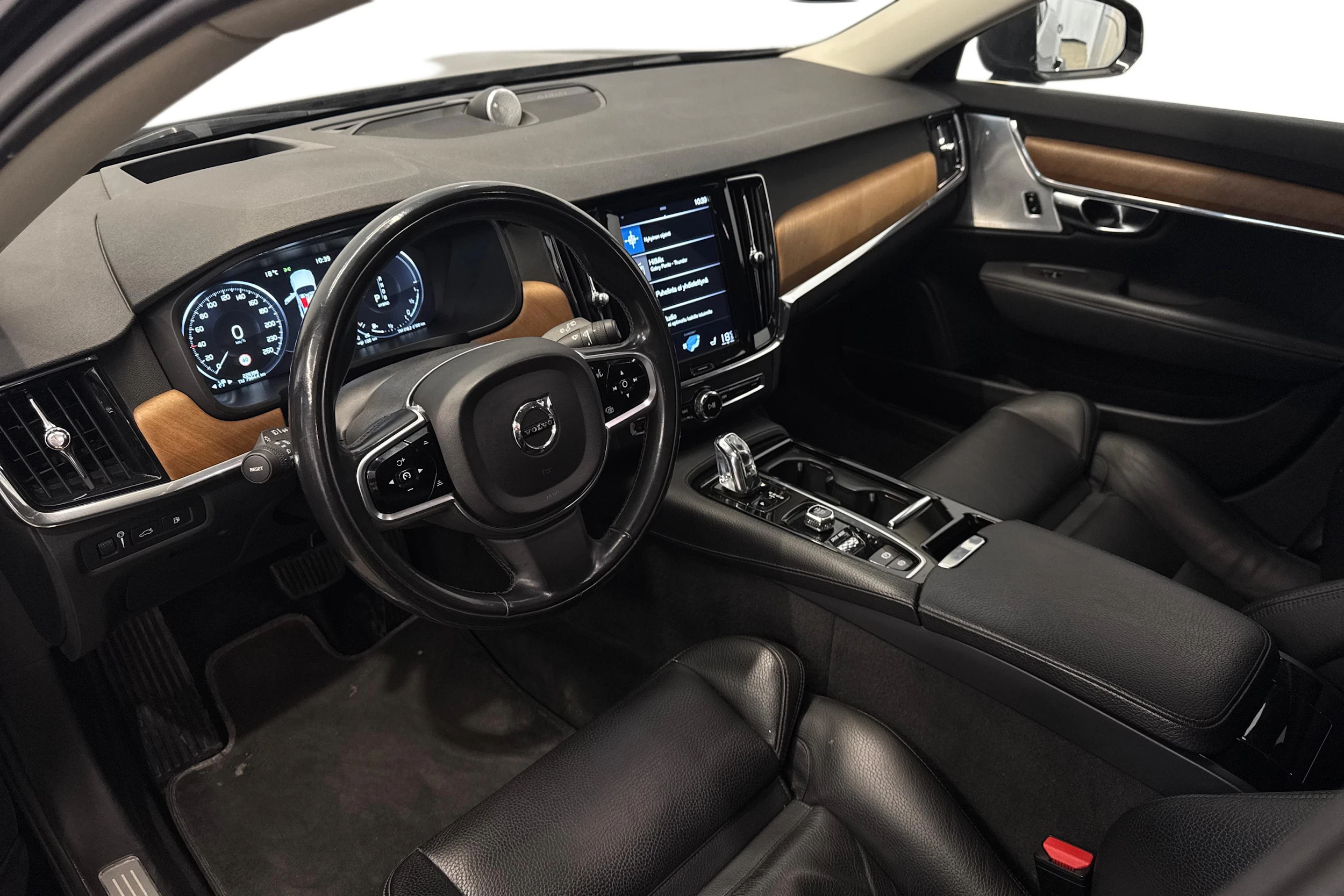 musta Volvo V90 2018 kuva 8.