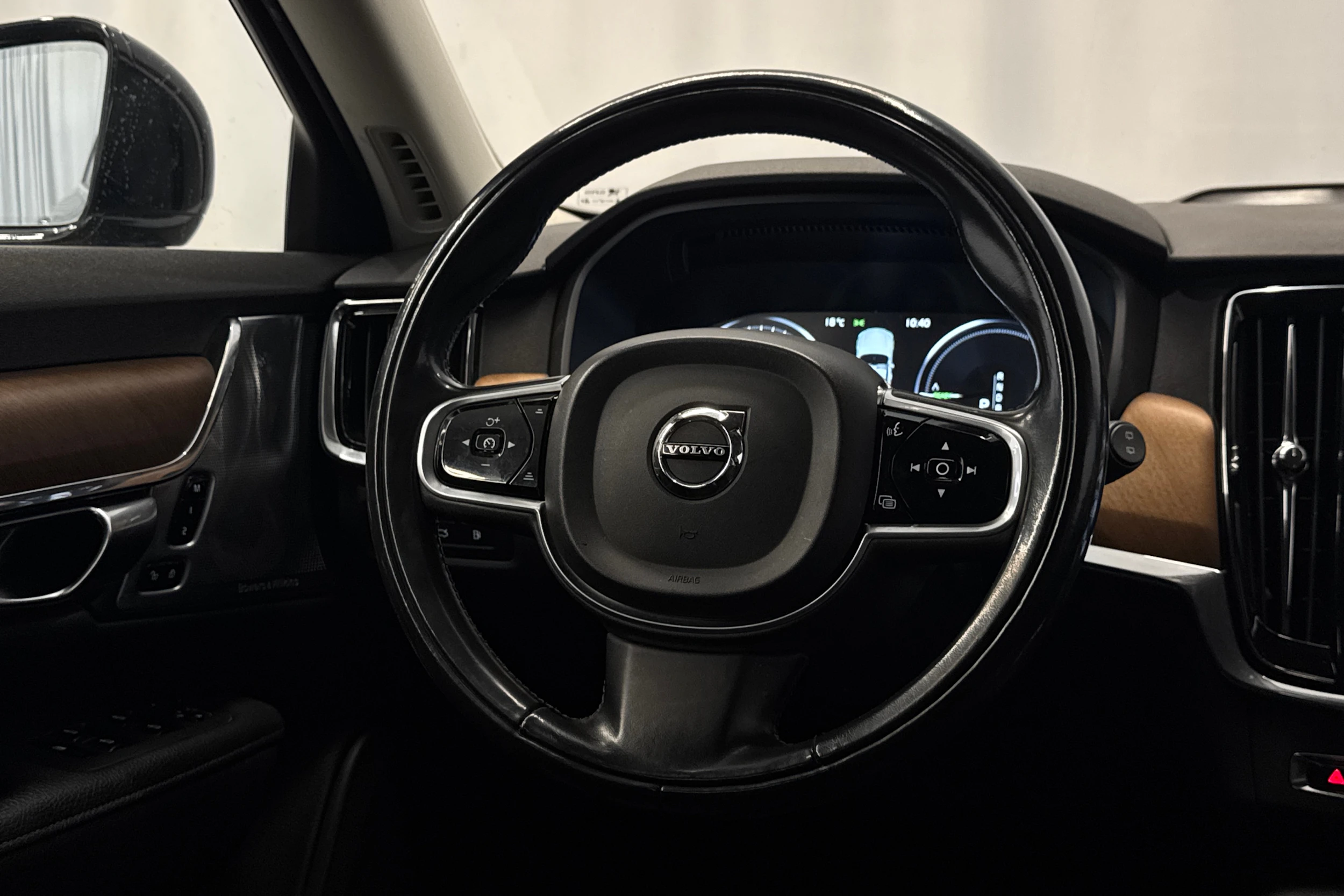 musta Volvo V90 2018 kuva 15.