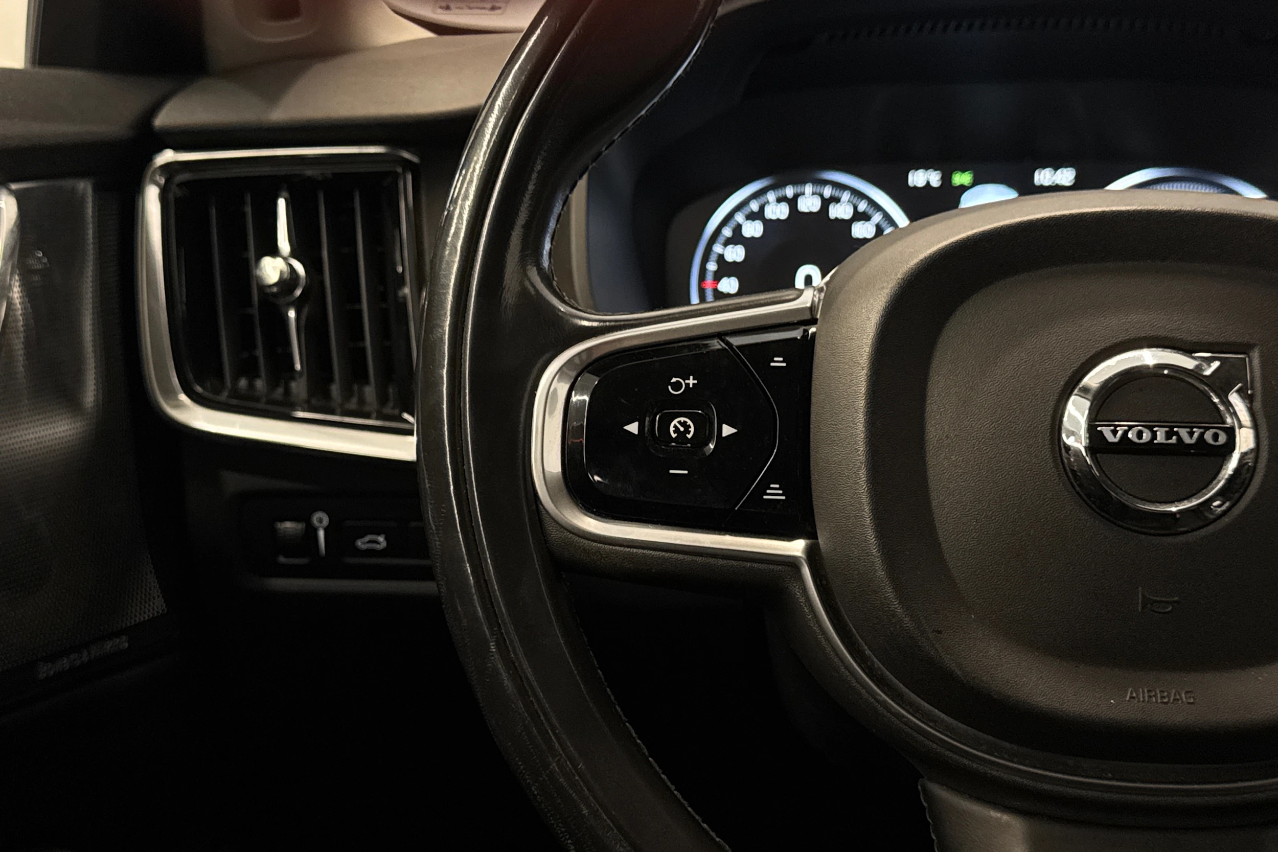 musta Volvo V90 2018 kuva 16.