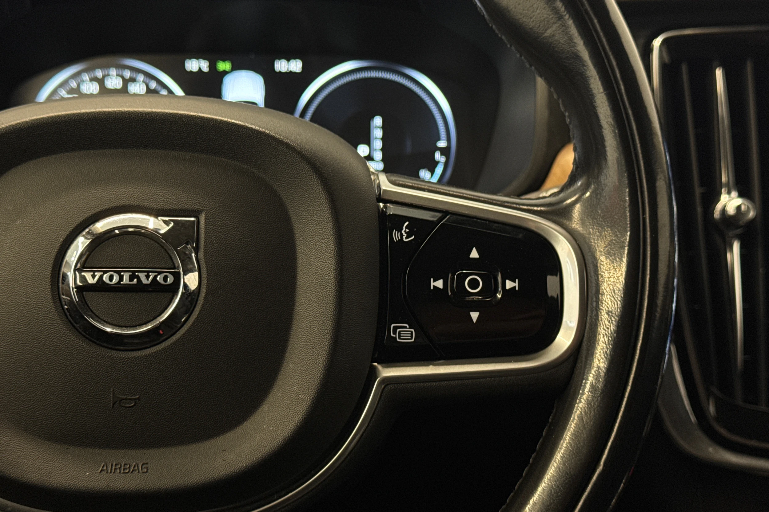 musta Volvo V90 2018 kuva 17.