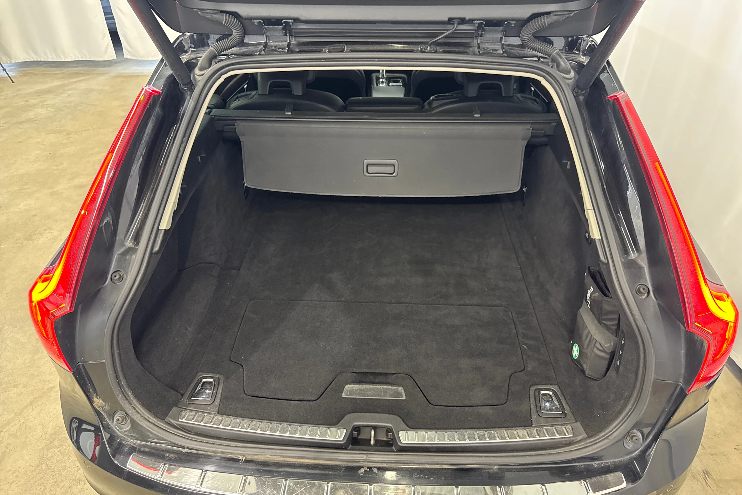 musta Volvo V90 2018 kuva 31.