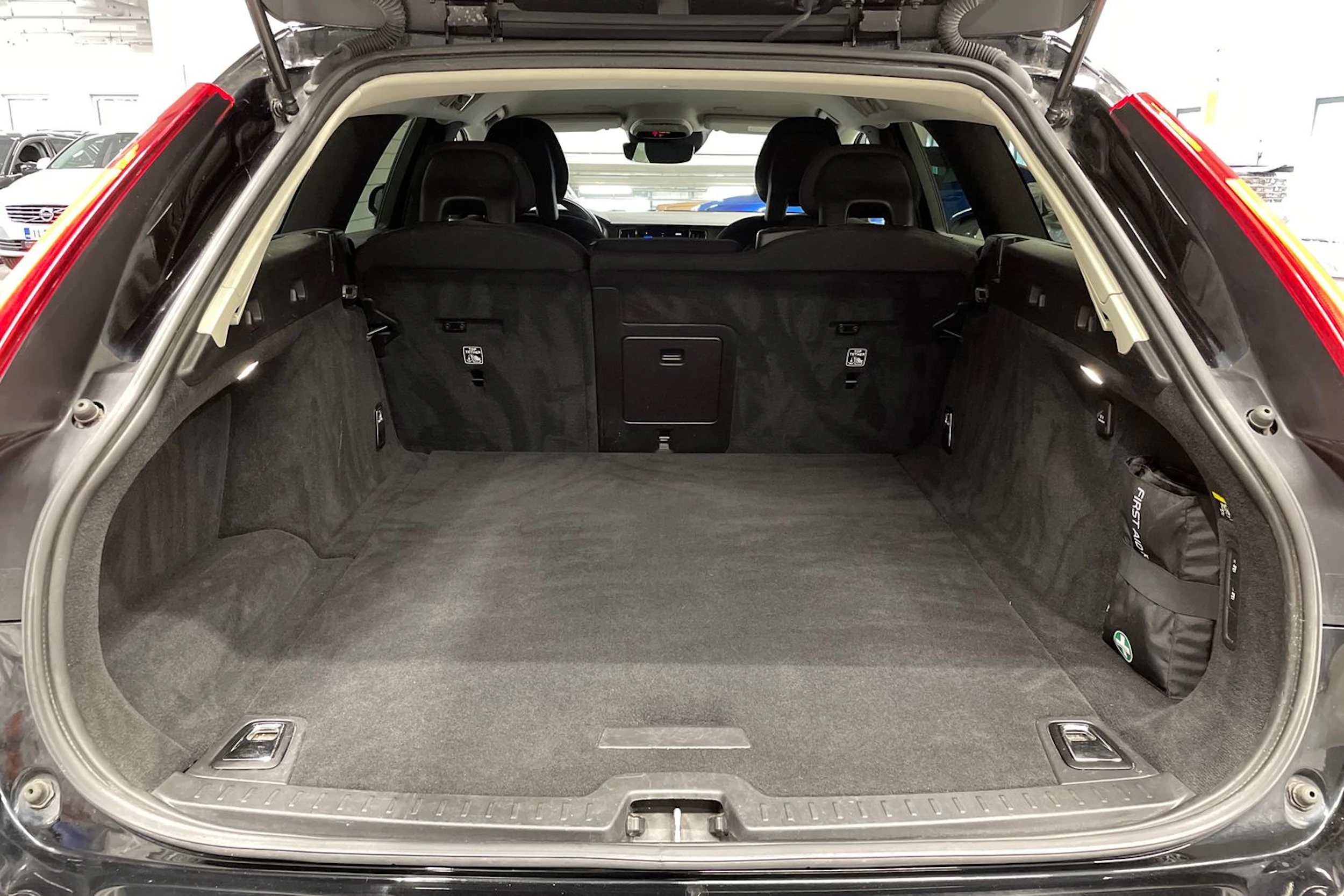 Musta Volvo V90 2018 kuva 12.
