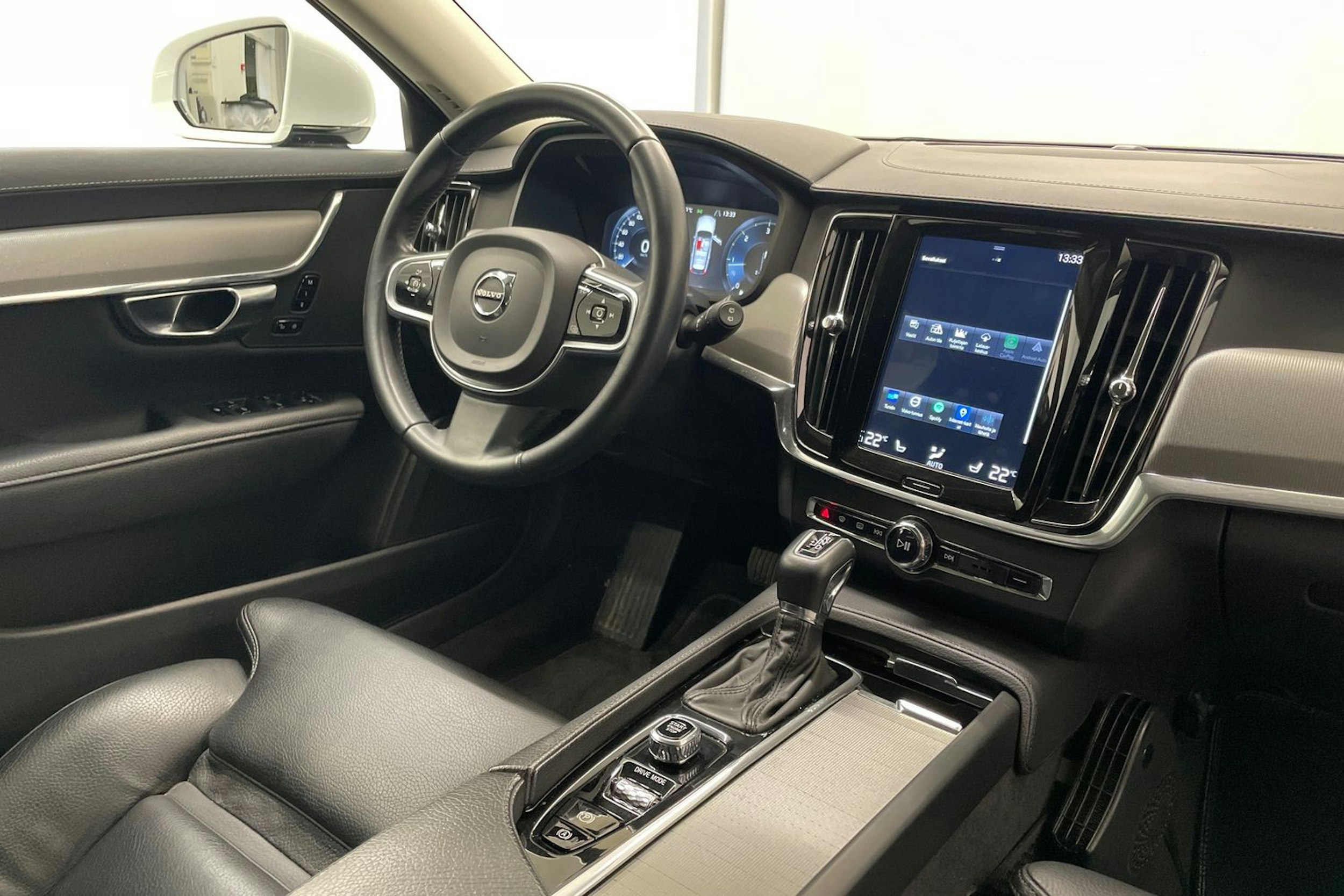 valkoinen Volvo V90 2019 kuva 22.