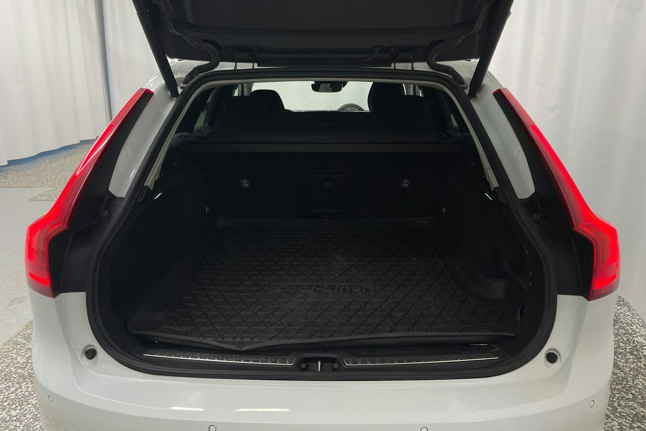 valkoinen Volvo V90 2019 kuva 23.