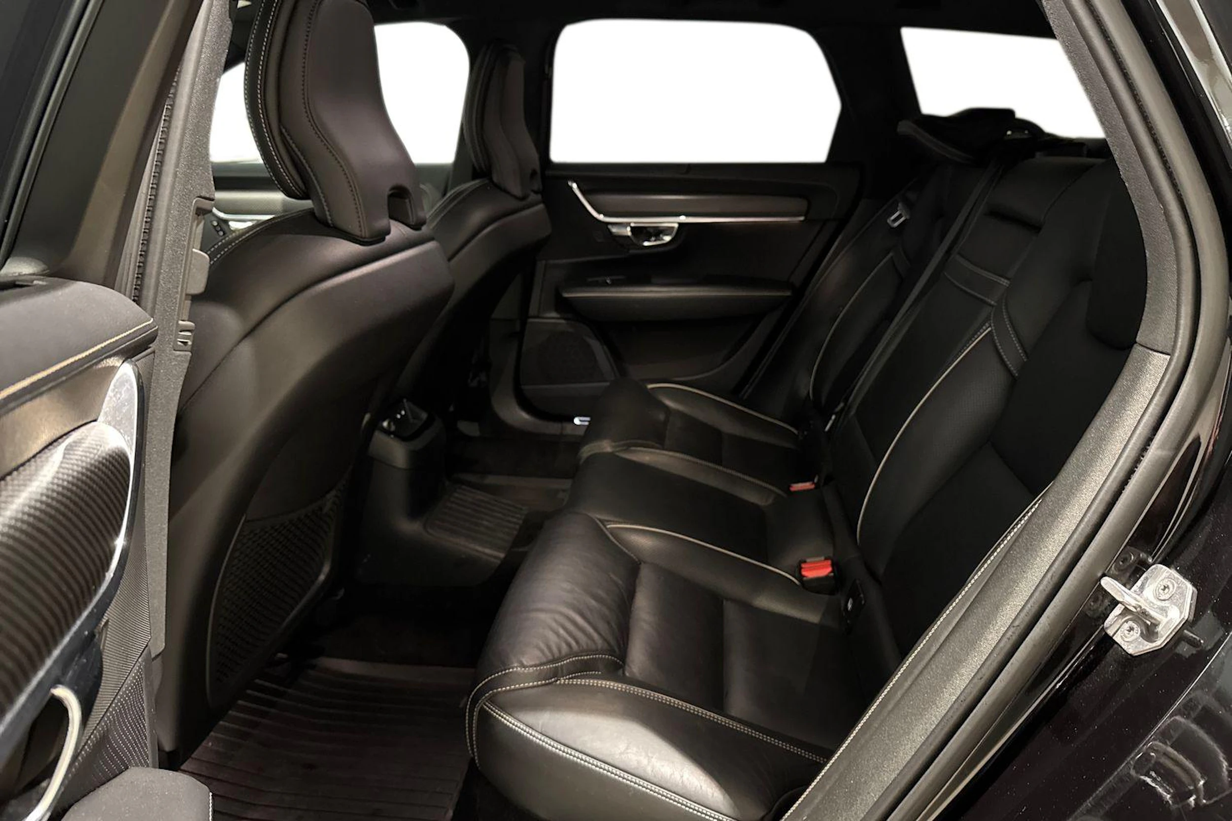 musta Volvo V90 2019 kuva 11.