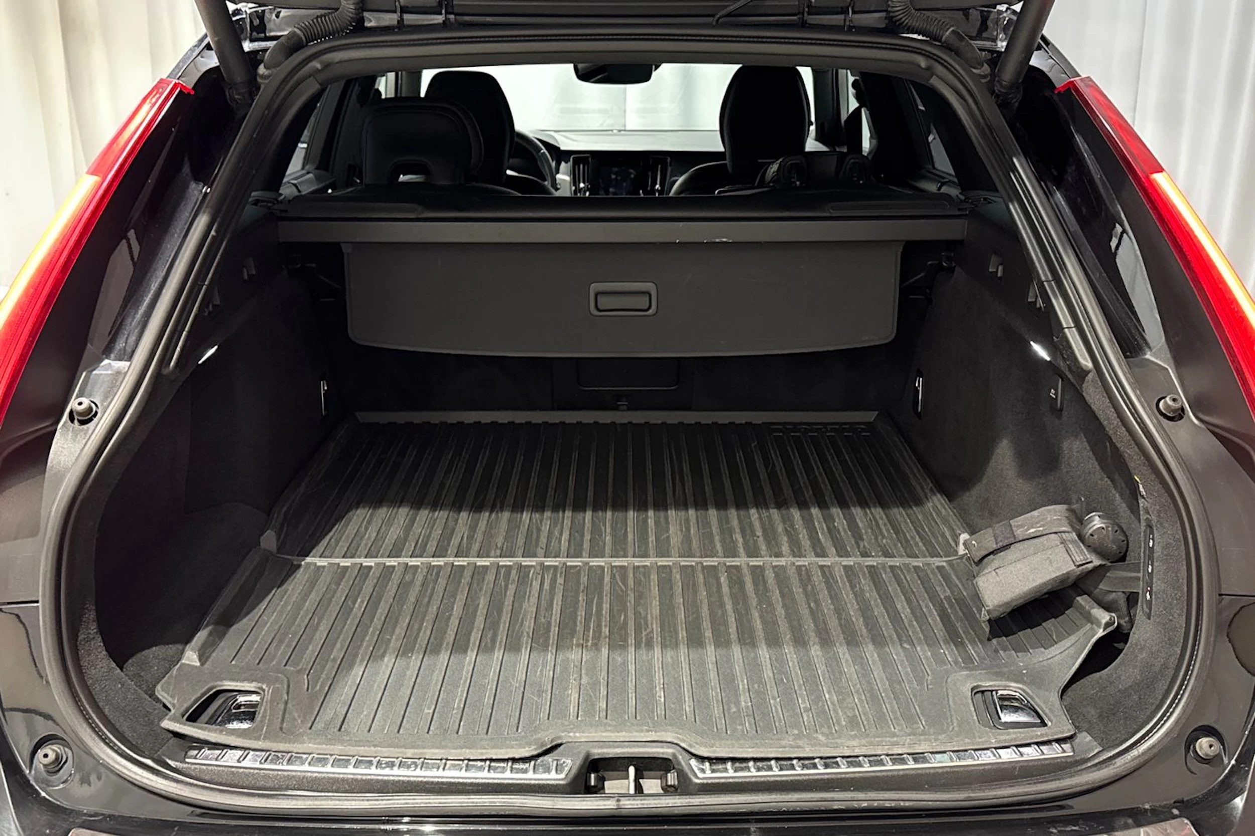 musta Volvo V90 2019 kuva 15.