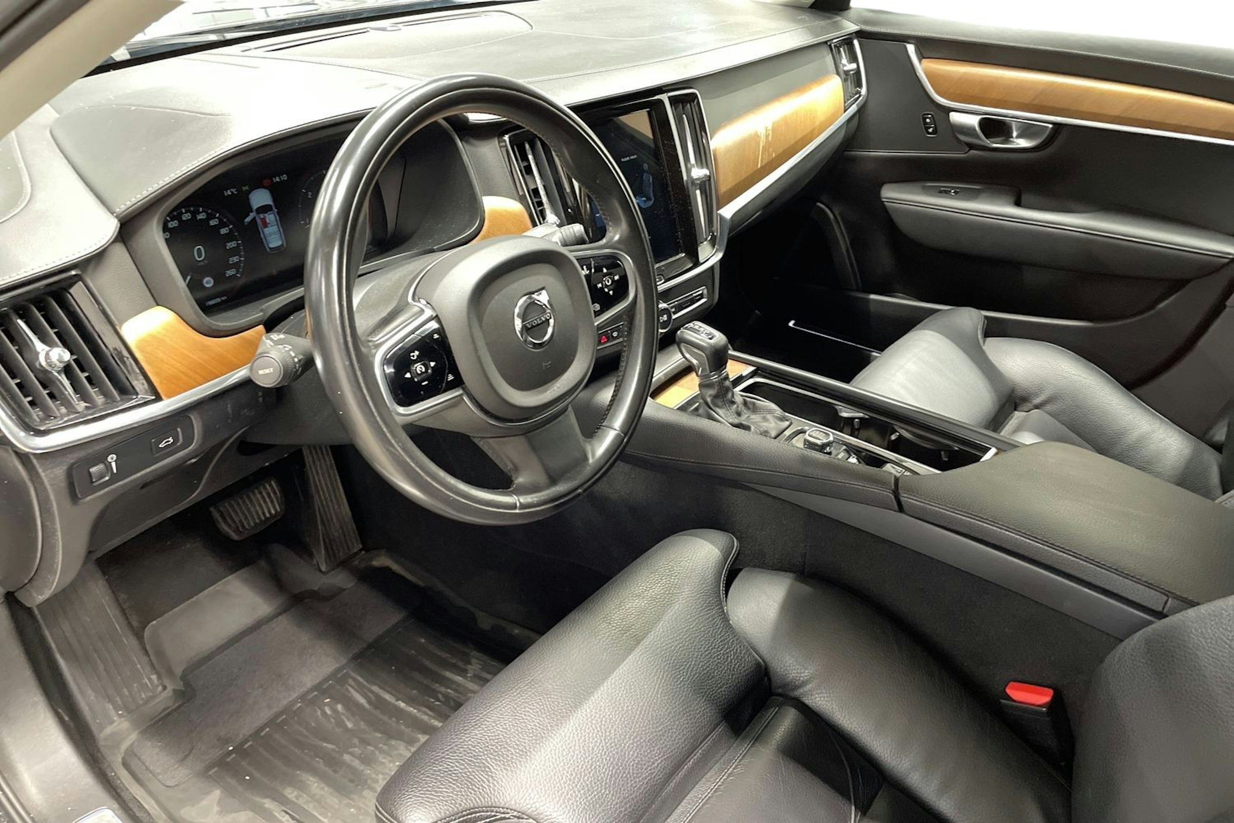 musta Volvo V90 2019 kuva 7.