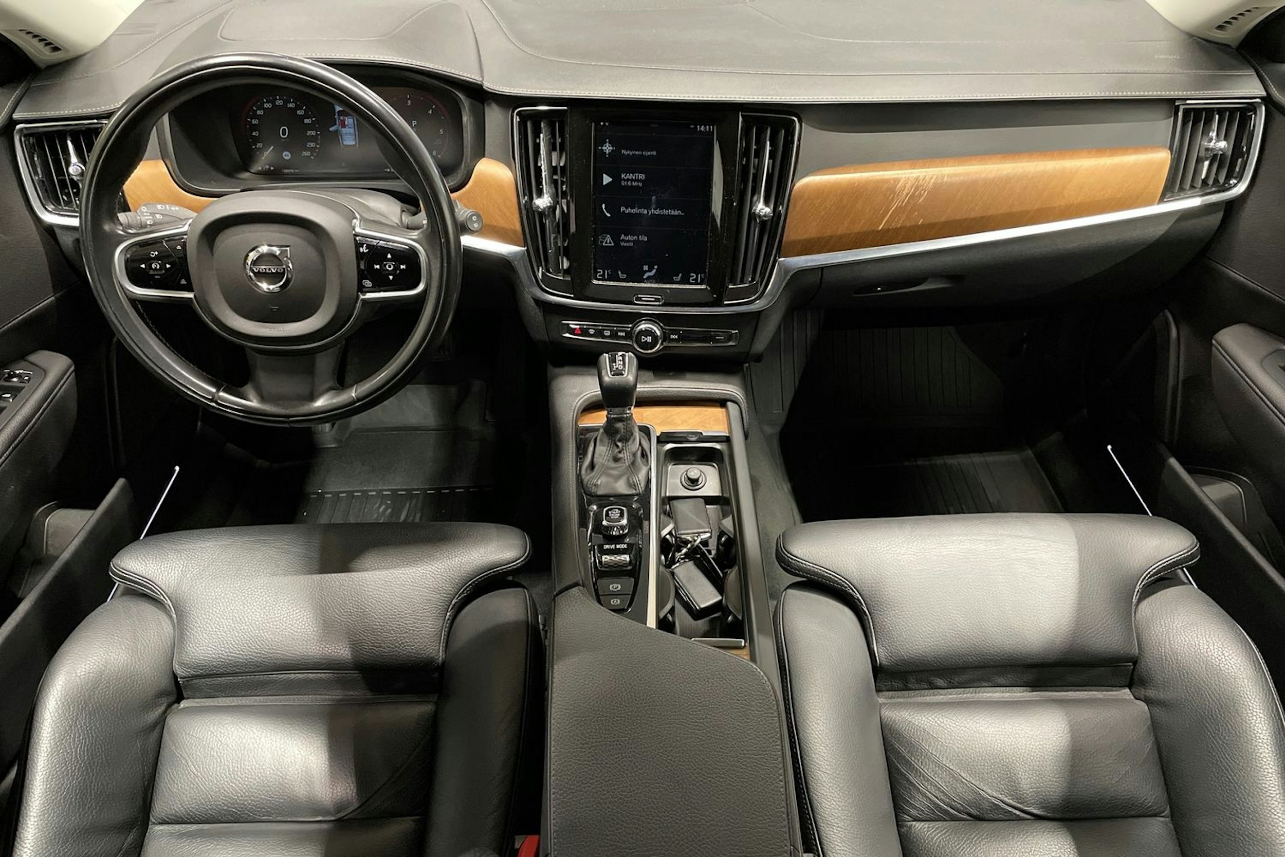 musta Volvo V90 2019 kuva 9.