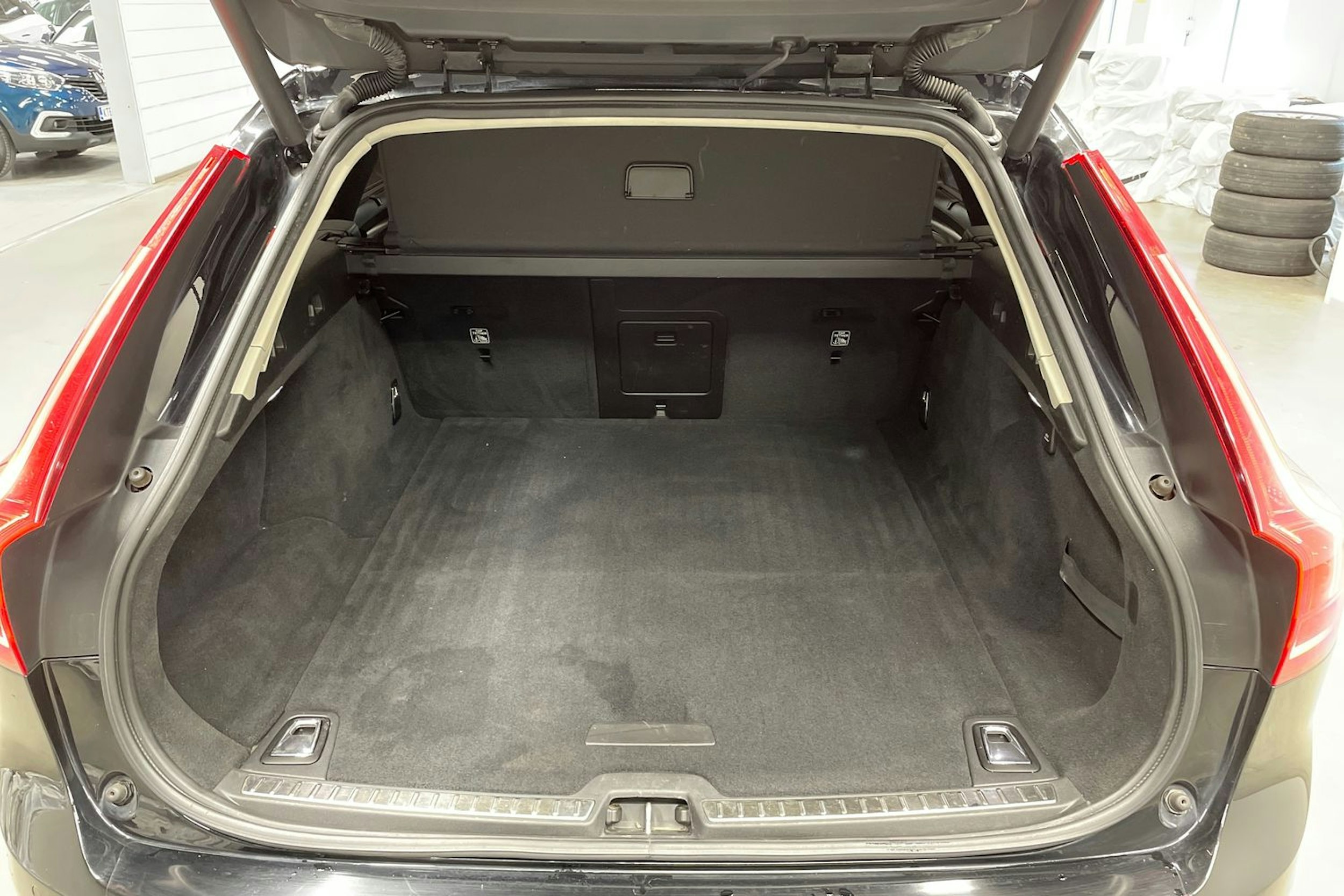 musta Volvo V90 2019 kuva 15.