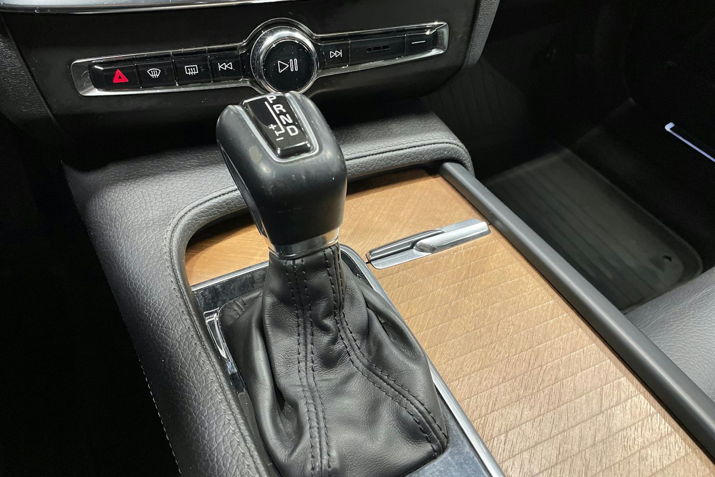 musta Volvo V90 2019 kuva 18.