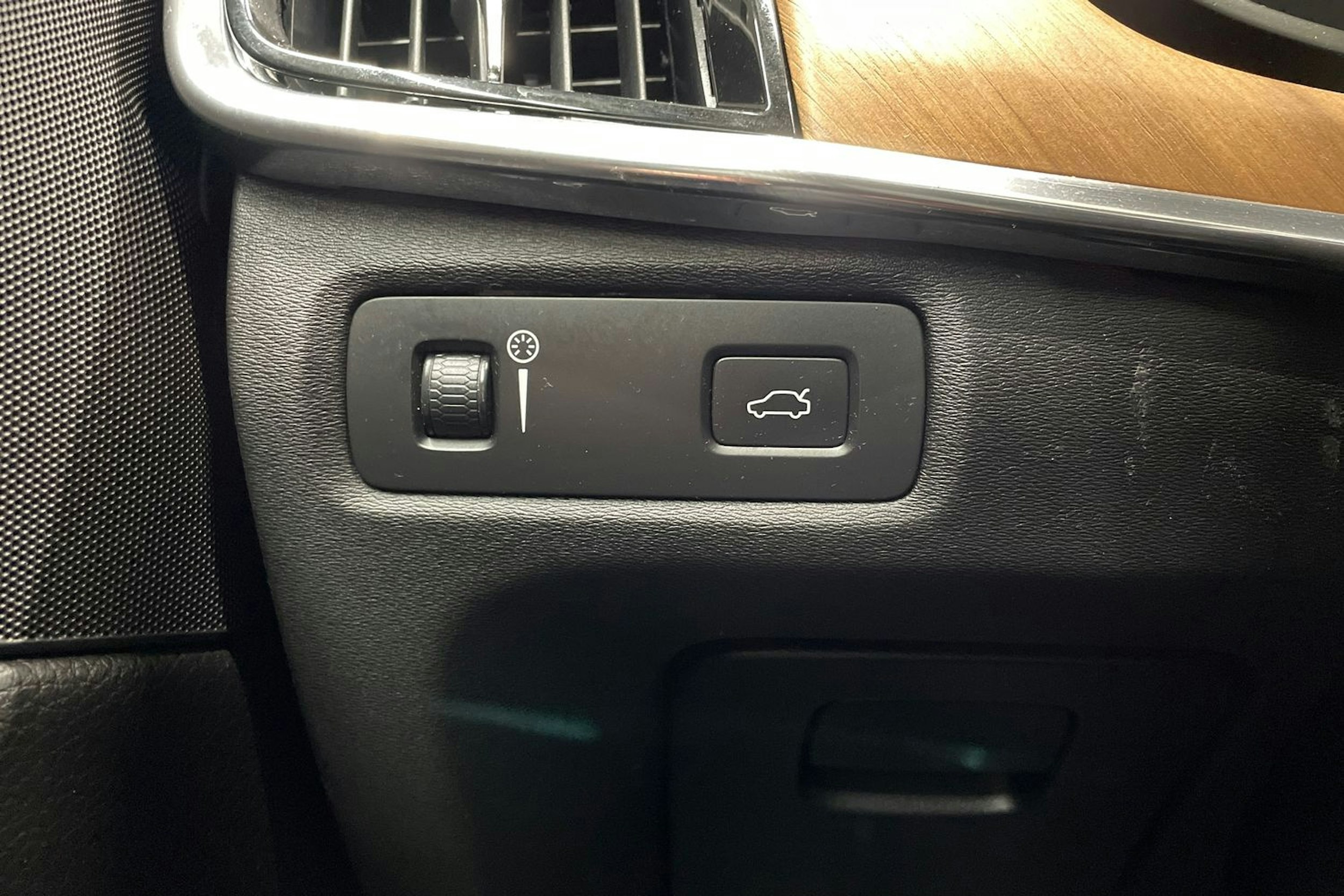 musta Volvo V90 2019 kuva 20.