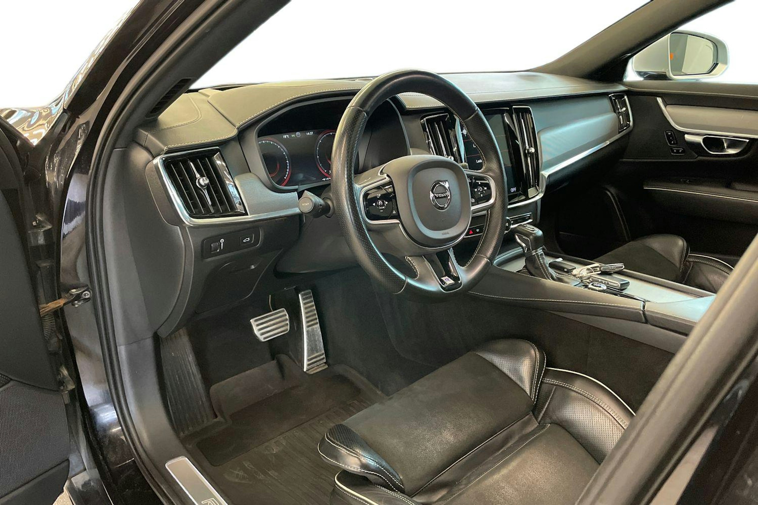 musta Volvo V90 2019 kuva 6.